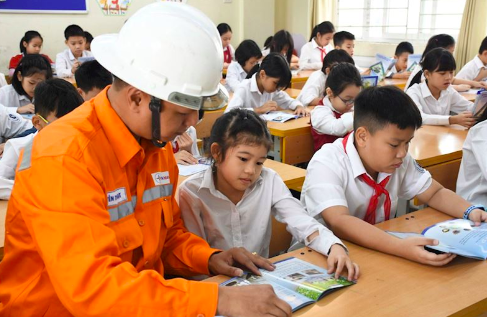 Vì sao điện năng tiêu thụ của gia đình tăng nhiều lần khi học sinh nghỉ hè?