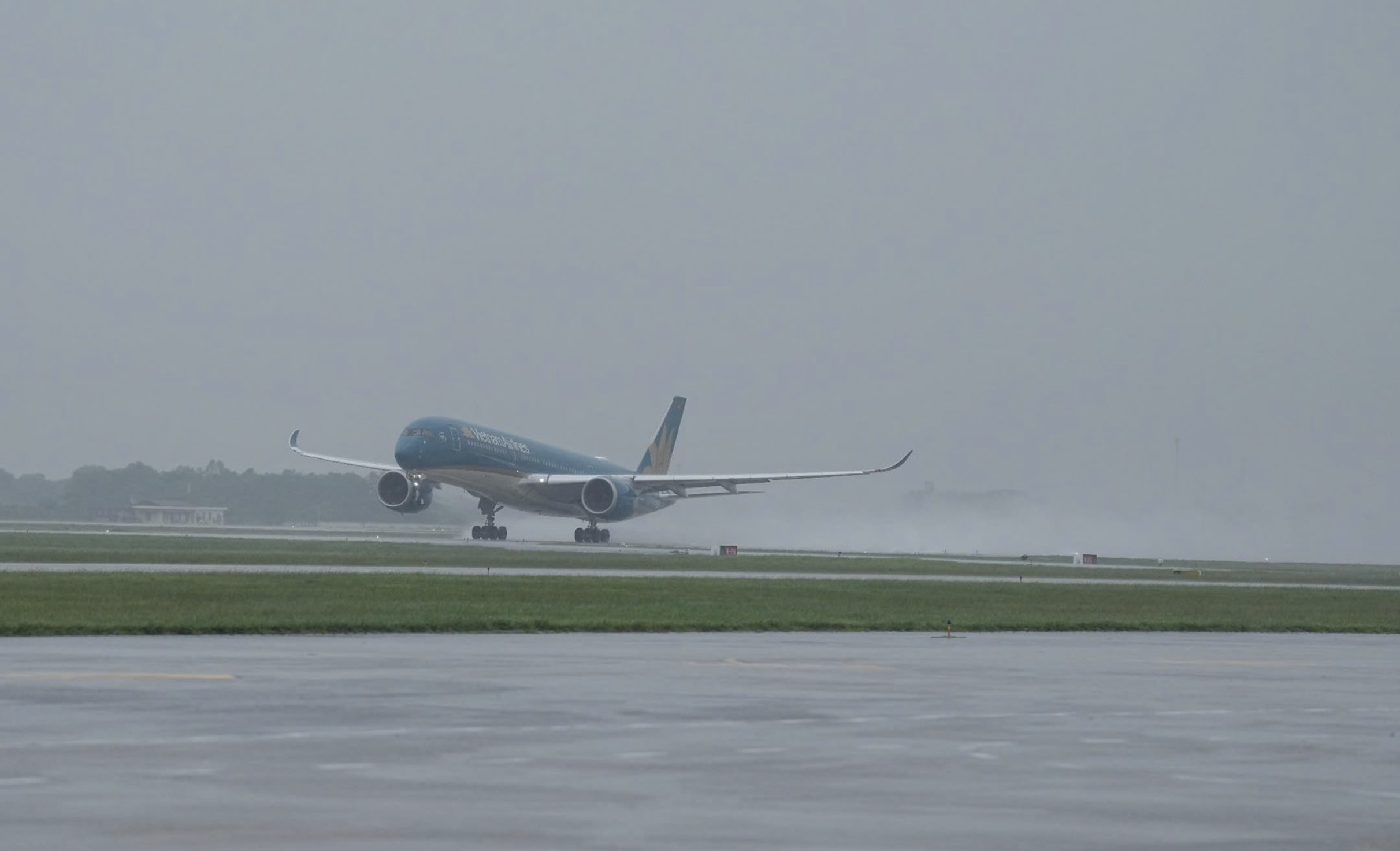 Bão Wipha: Thông tin mới nhất về điều chỉnh lịch các chuyến bay