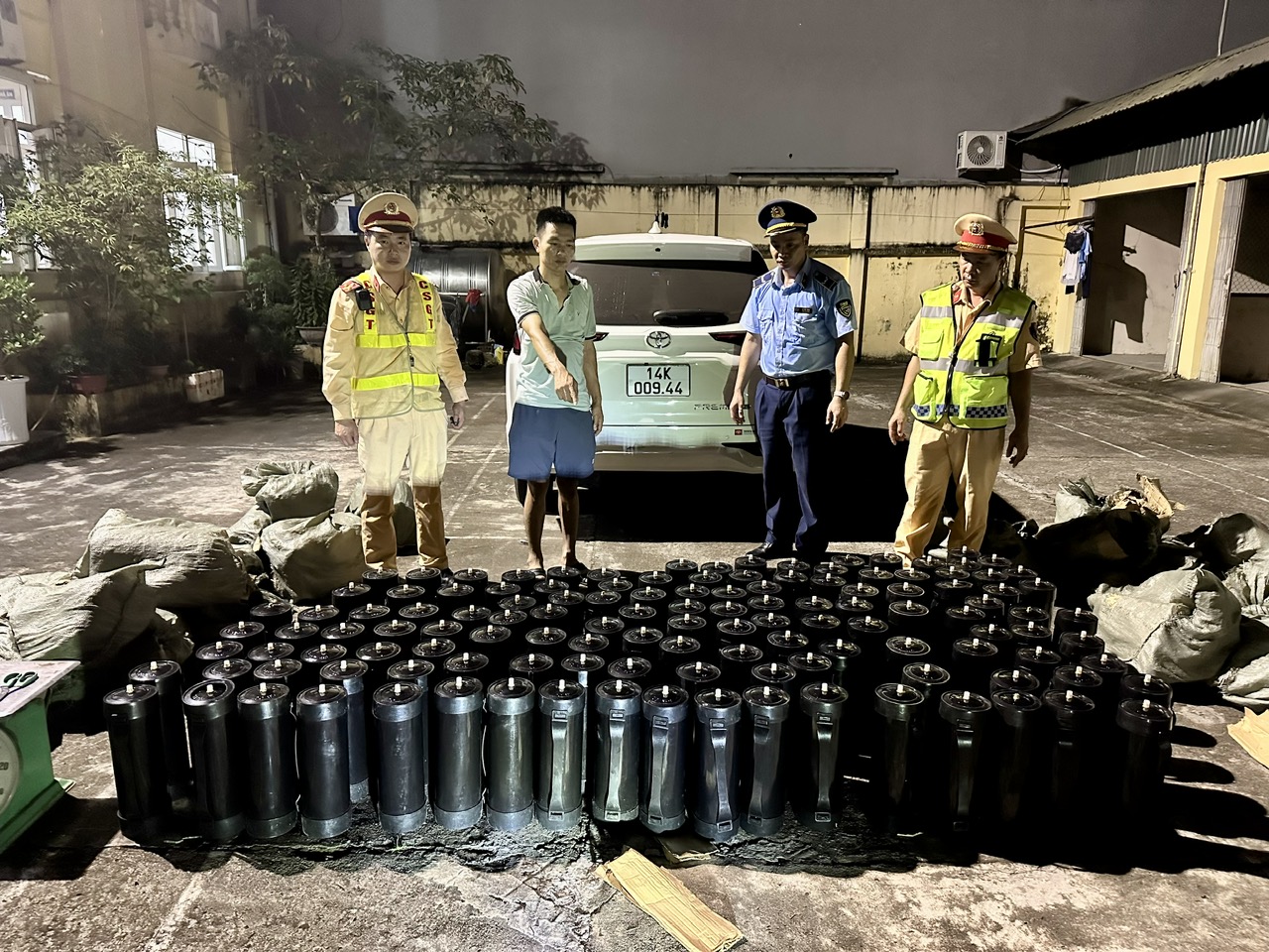 Phát hiện xe chở 128 bình khí nghi là khí cười trên quốc lộ 18