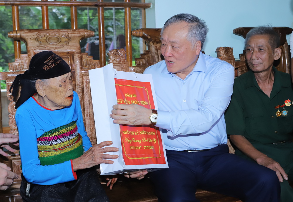 Phó Thủ tướng Thường trực Chính phủ Nguyễn Hòa Bình thăm, tặng quà gia đình chính sách tại tỉnh Thanh Hóa