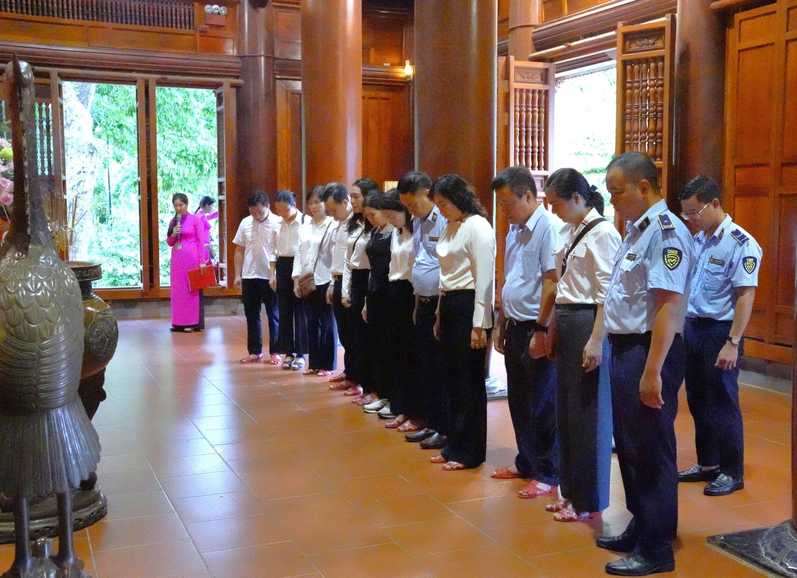 Thứ trưởng Phan Thị Thắng và đoàn công tác Bộ Công Thương dâng hương tưởng niệm các anh hùng liệt sĩ tại Nghệ An