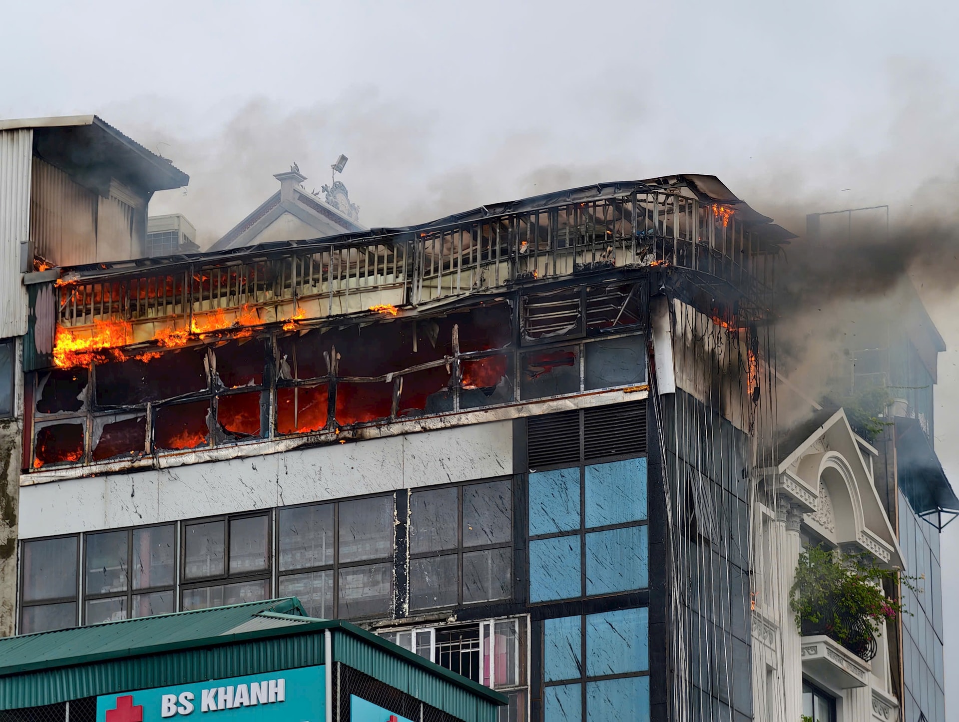 Hà Nội: Cháy dữ dội tại ngôi nhà 5 tầng ở đường Giải Phóng