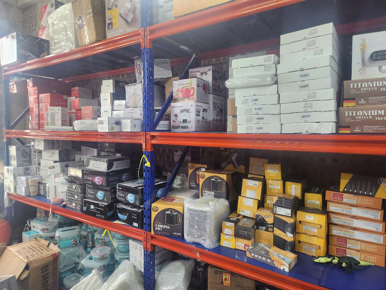 Hà Nội: Tạm giữ số lượng lớn đồ gia dụng không rõ nguồn gốc tại phường Hoàng Mai