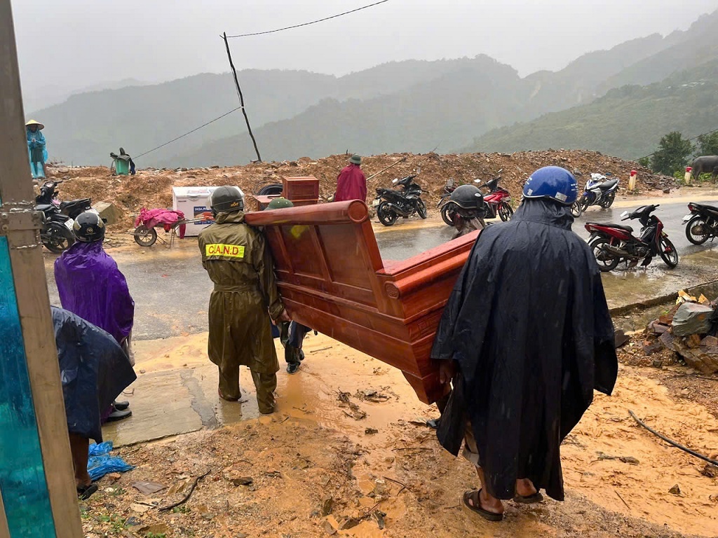 Nghệ An: Xuyên đêm di dời dân và tài sản vùng rốn lũ Mường Xén
