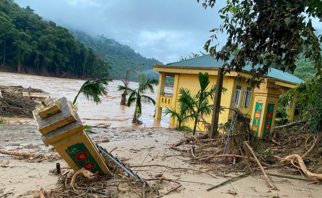 Nghệ An: 70 căn nhà bị cuốn trôi, nhiều trường học chìm trong biển nước