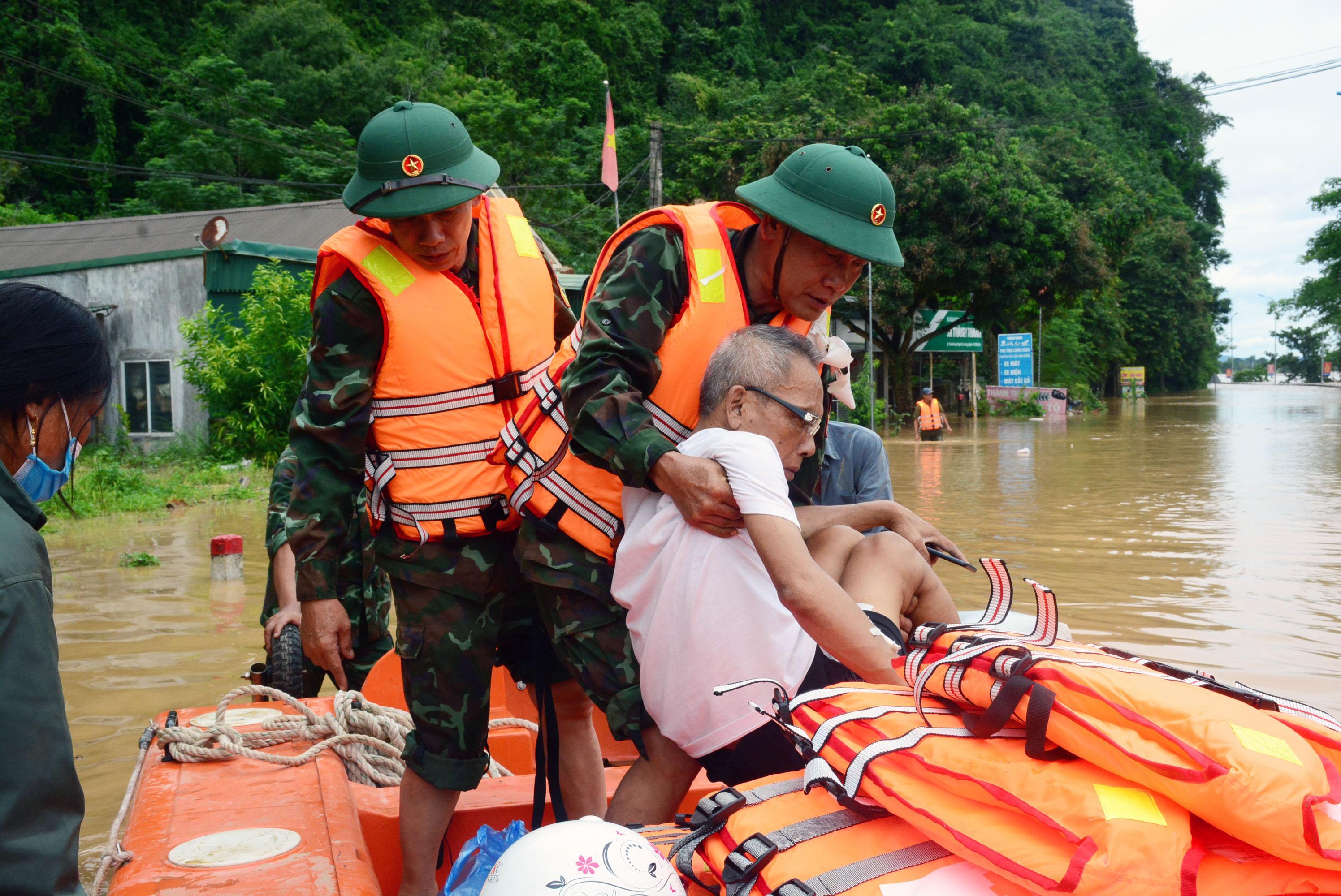 Lực lượng vũ trang Nghệ An sát cánh giúp người dân vượt qua mưa lũ
