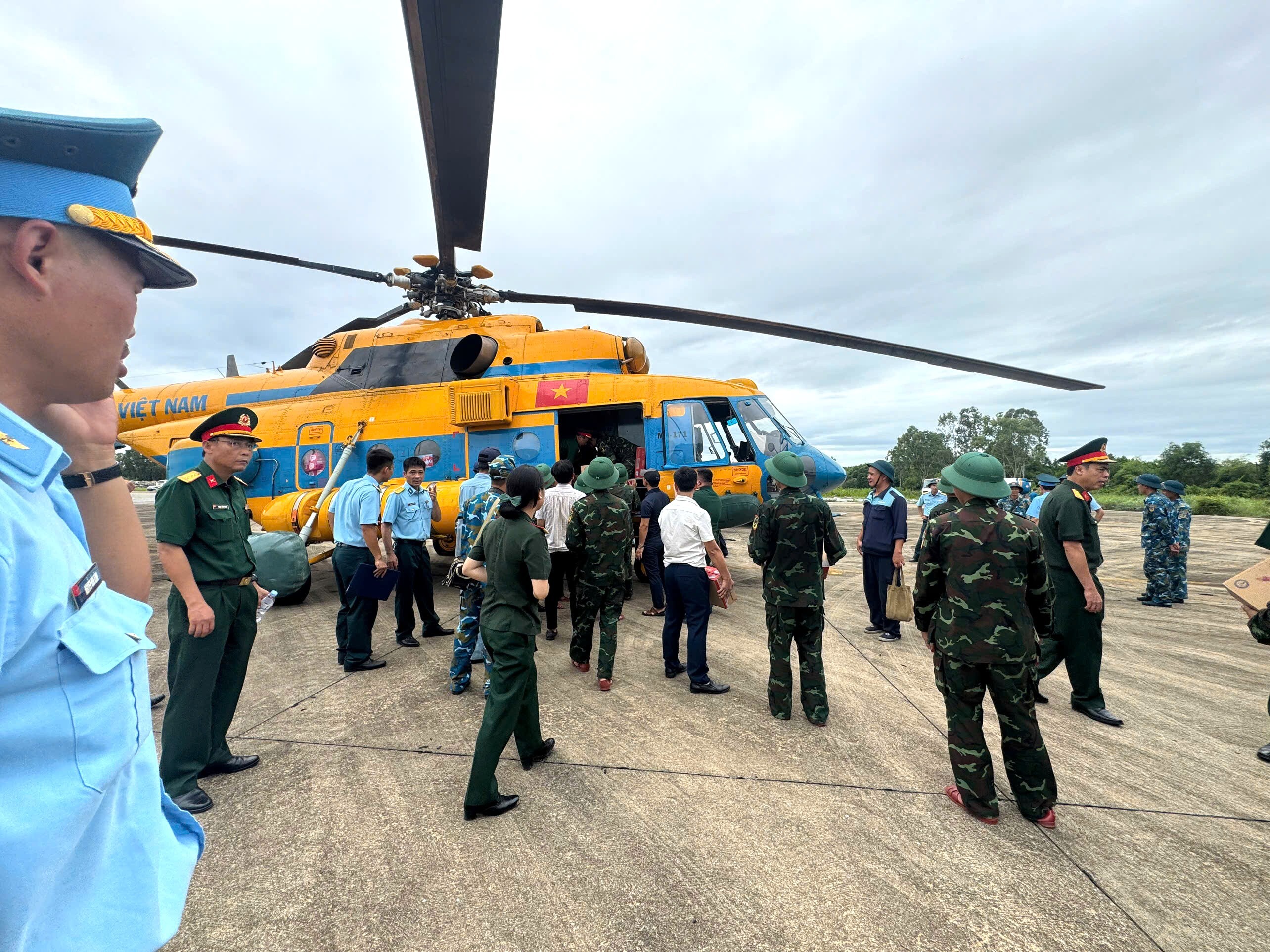 Dùng trực thăng cứu trợ cho người dân bị cô lập ở Nghệ An