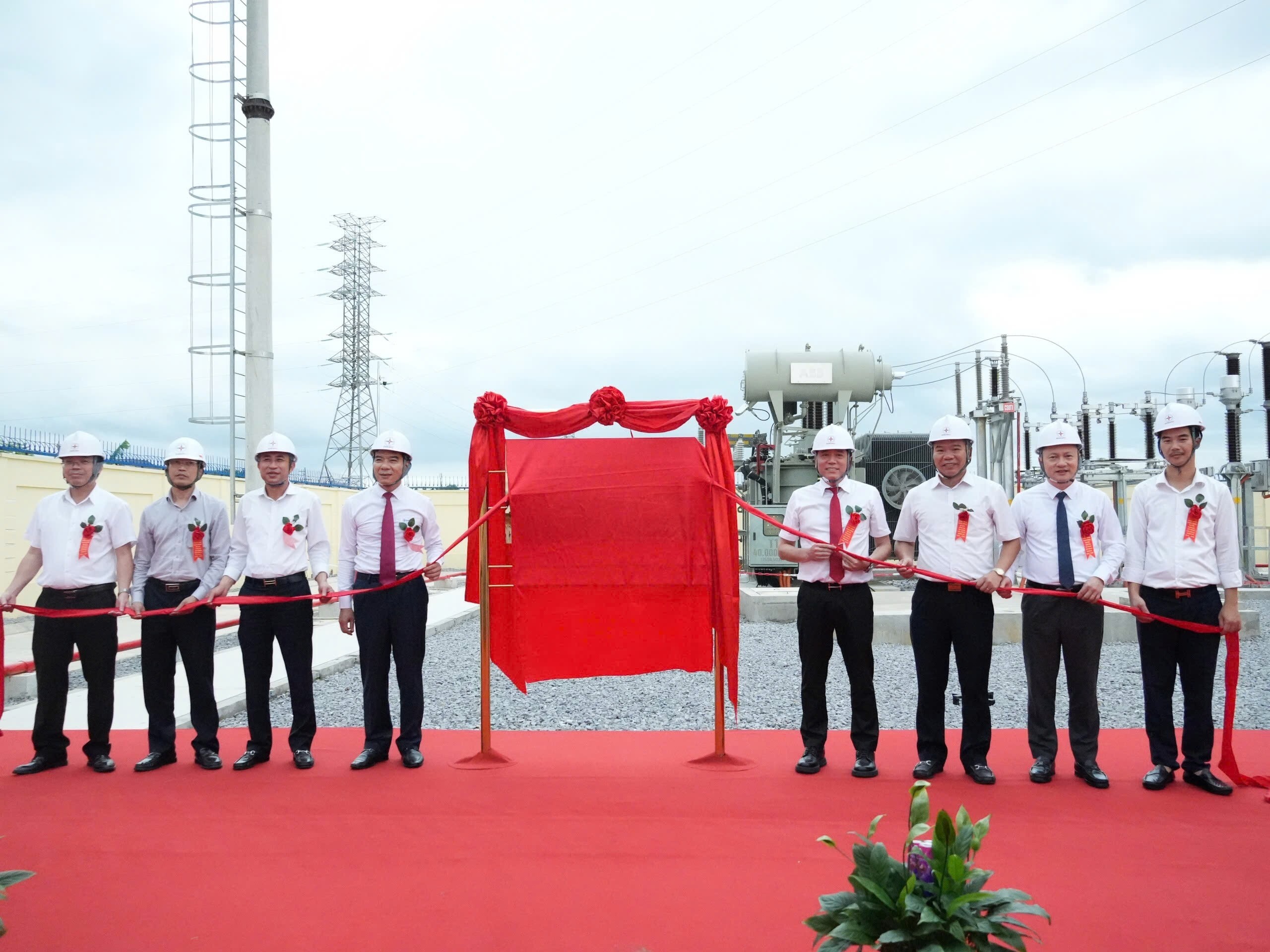 Thanh Hóa: Gắn biển công trình chào mừng Đại hội đại biểu Đảng bộ EVN lần thứ IV