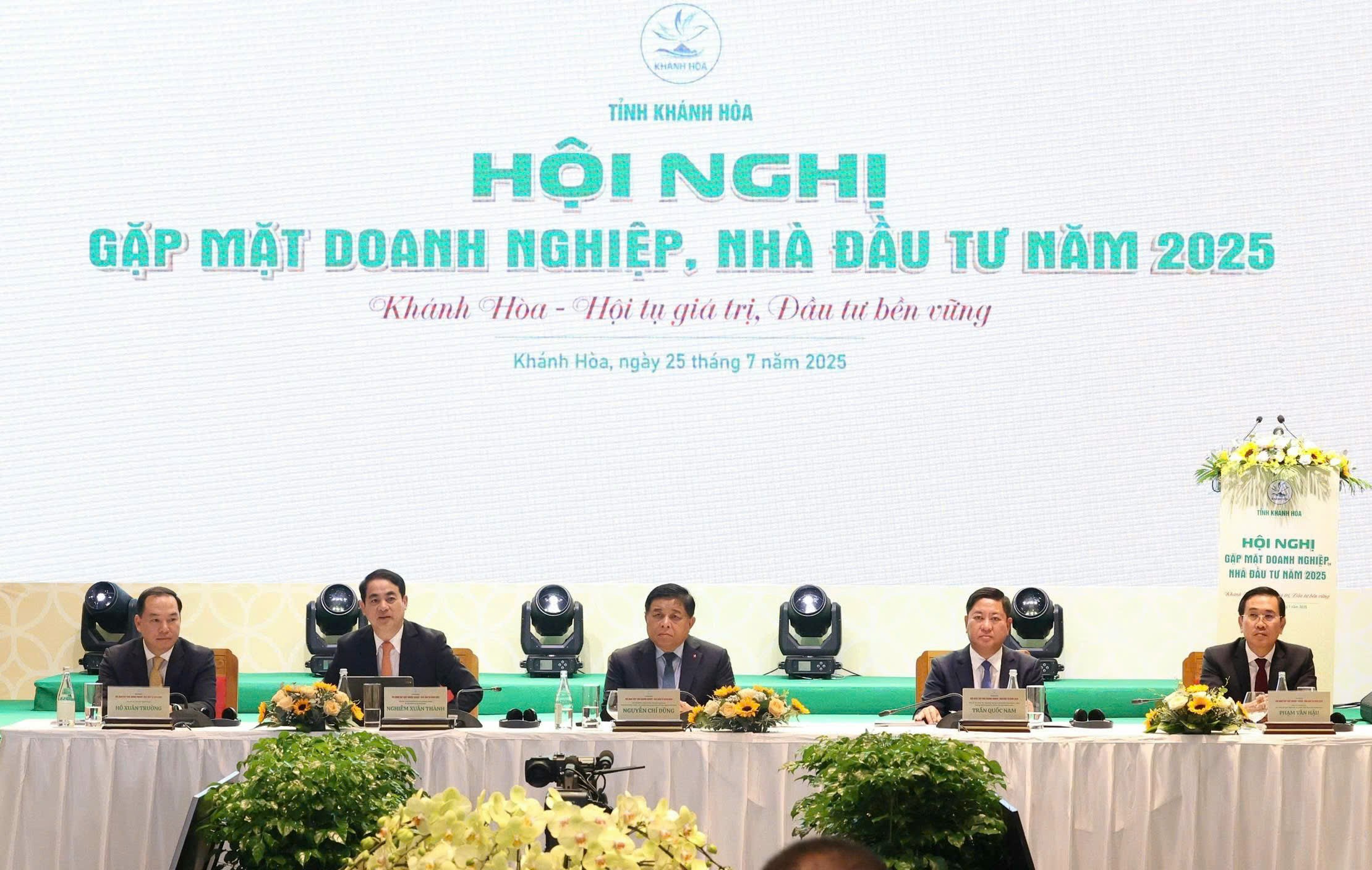 Khánh Hòa 'trải thảm' đón 'đại bàng' về xây tổ