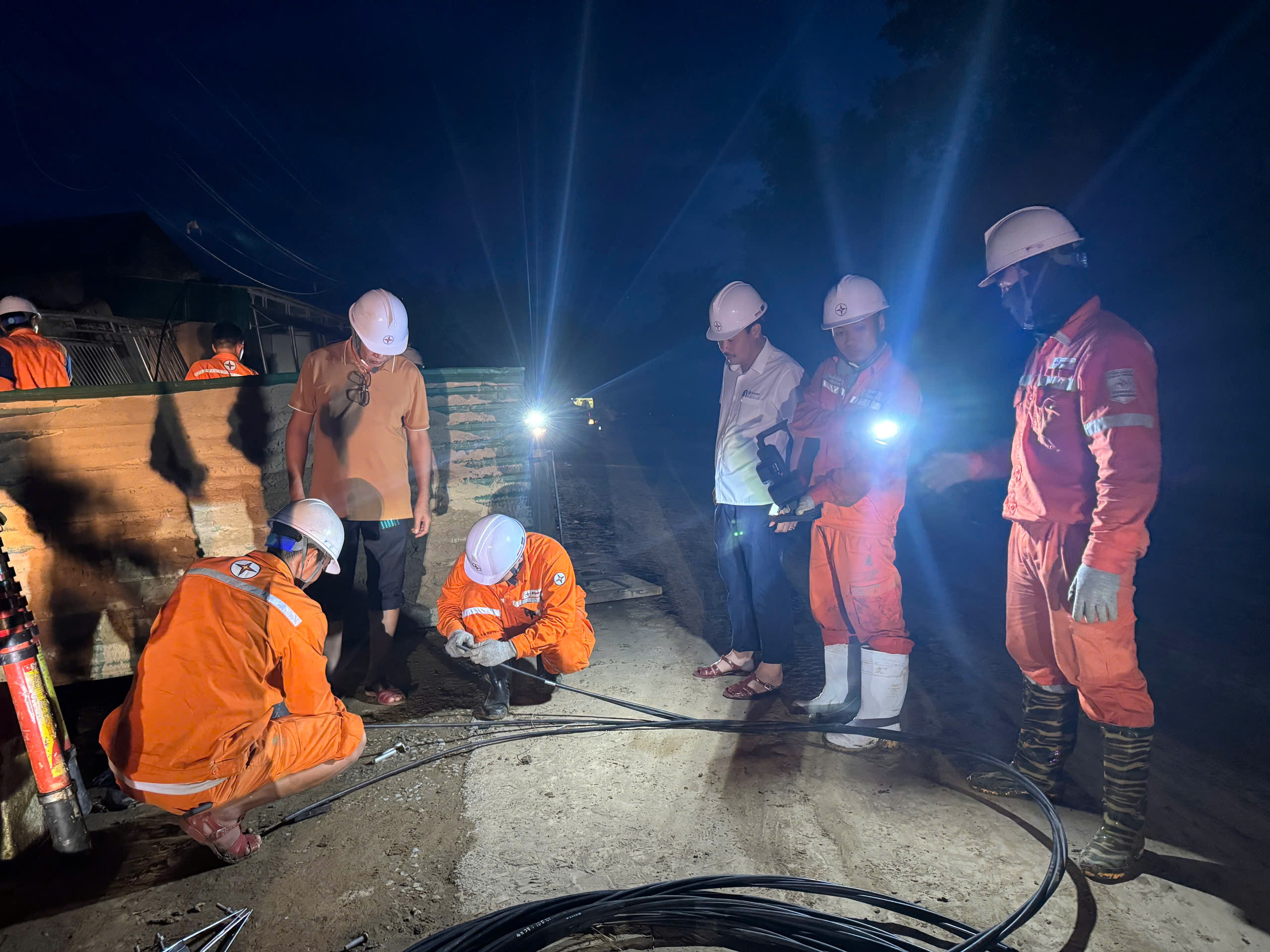 Nghệ An: Cán bộ điện lực xuyên đêm khắc phục sự cố lưới điện