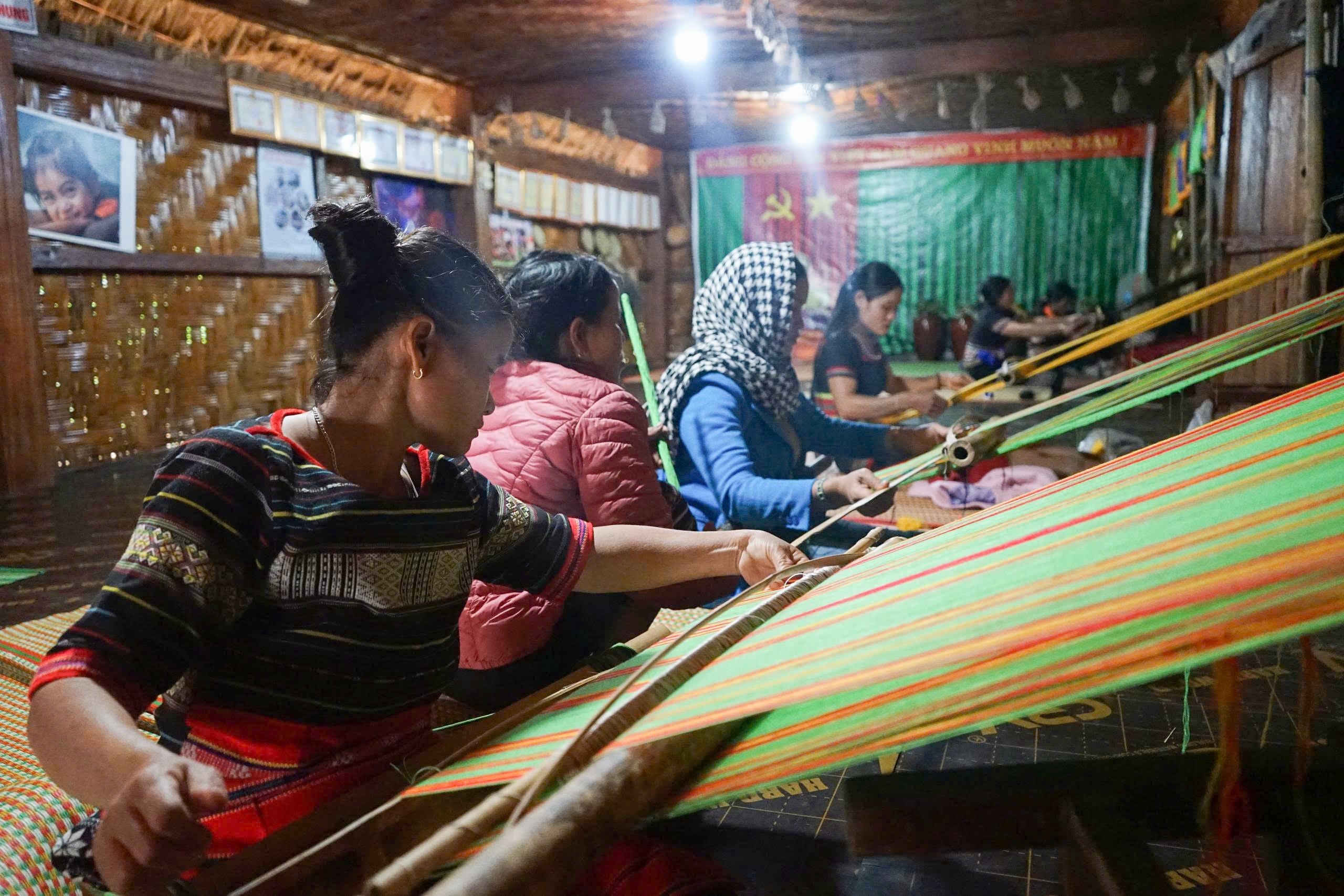 Người phụ nữ Xơ Đăng truyền nghề, hồi sinh nghề dệt thổ cẩm