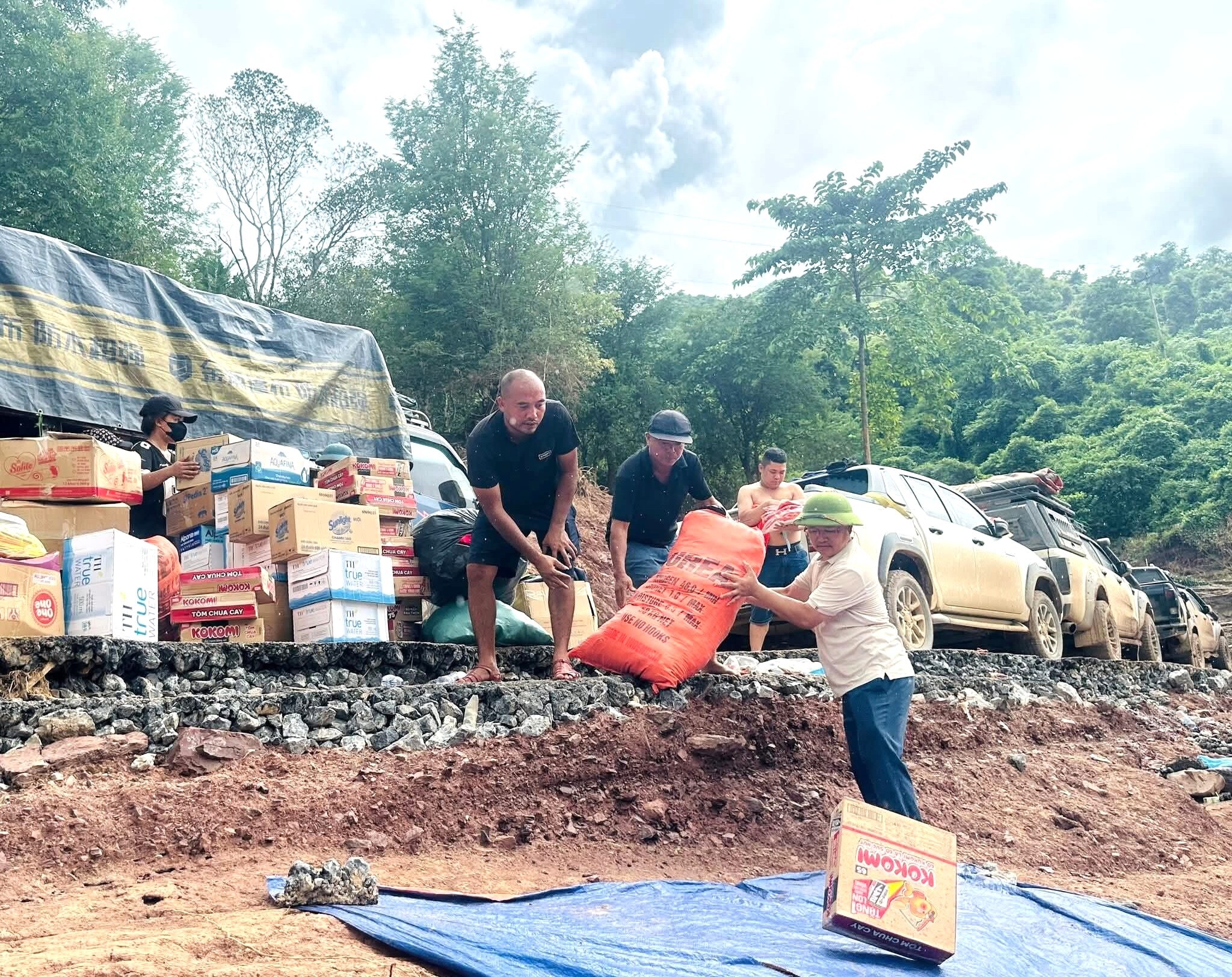 Nghệ An: Tạm dừng một điểm tiếp nhận cứu trợ tâm lũ Nhôn Mai vì sạt lở đất