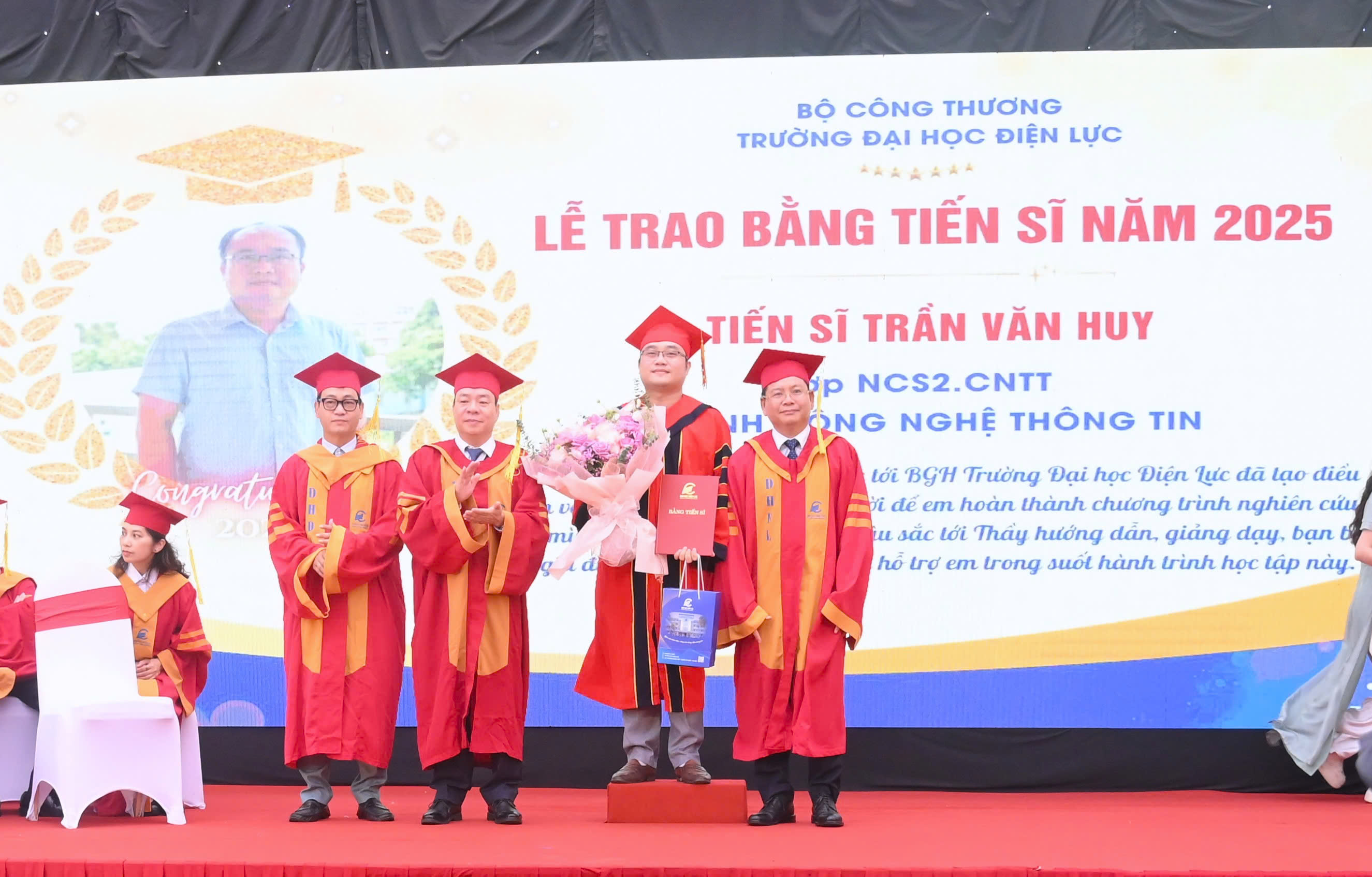 Trường Đại học Điện lực trao bằng tốt nghiệp cho hơn 900 học viên, sinh viên