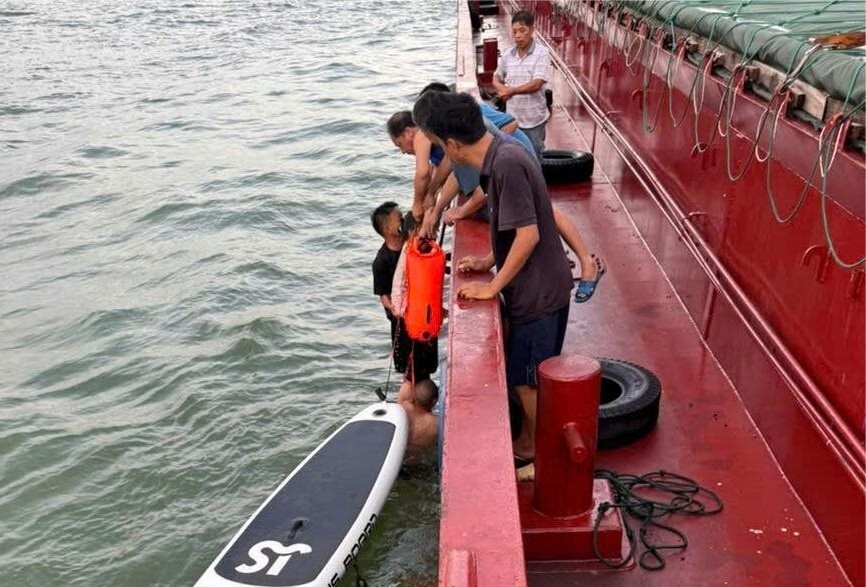 Hai cha con sống sót kỳ diệu sau 13 giờ lênh đênh trên biển