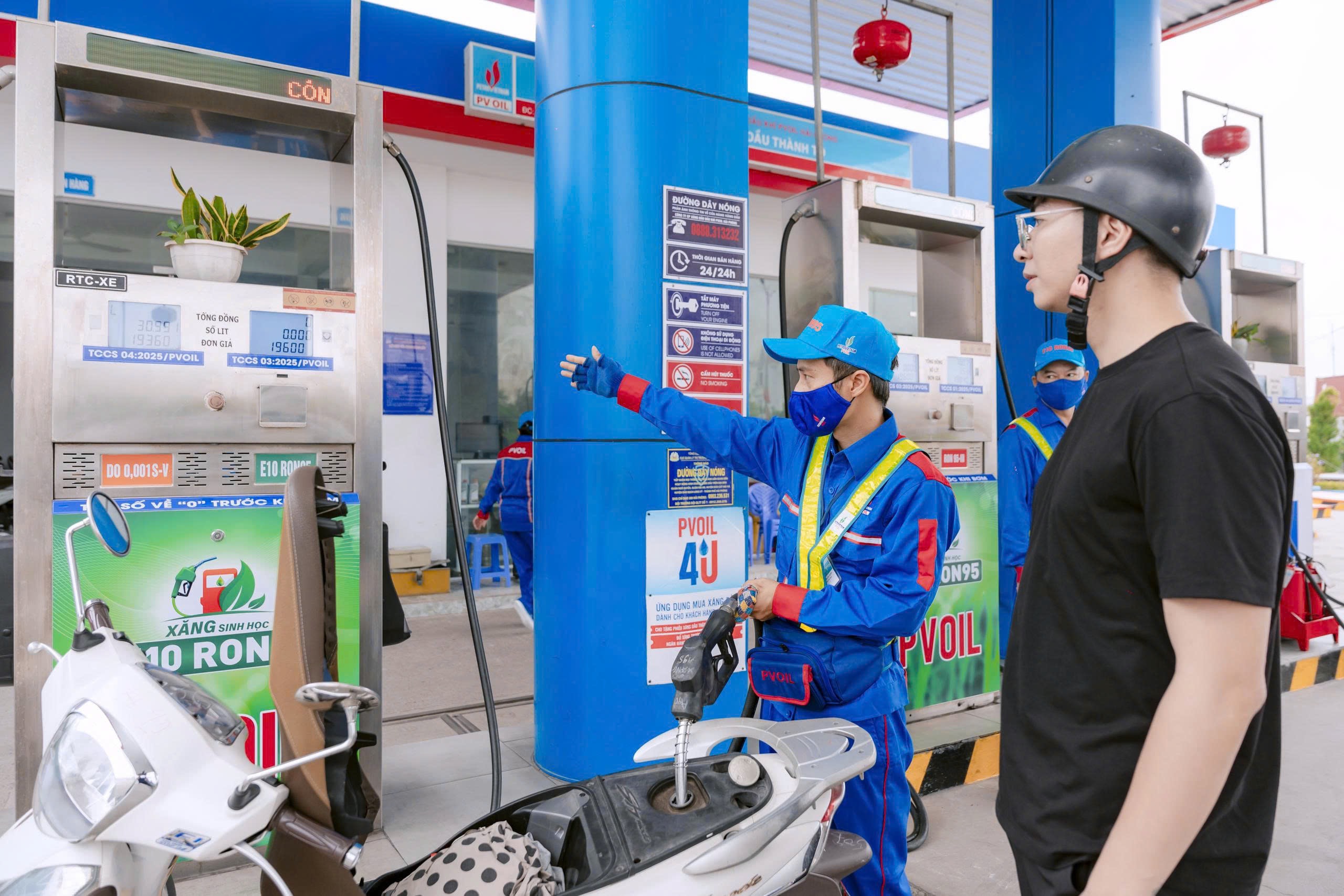 Hải Phòng: Khách hàng hồ hởi sử dụng xăng E10 thân thiện với môi trường