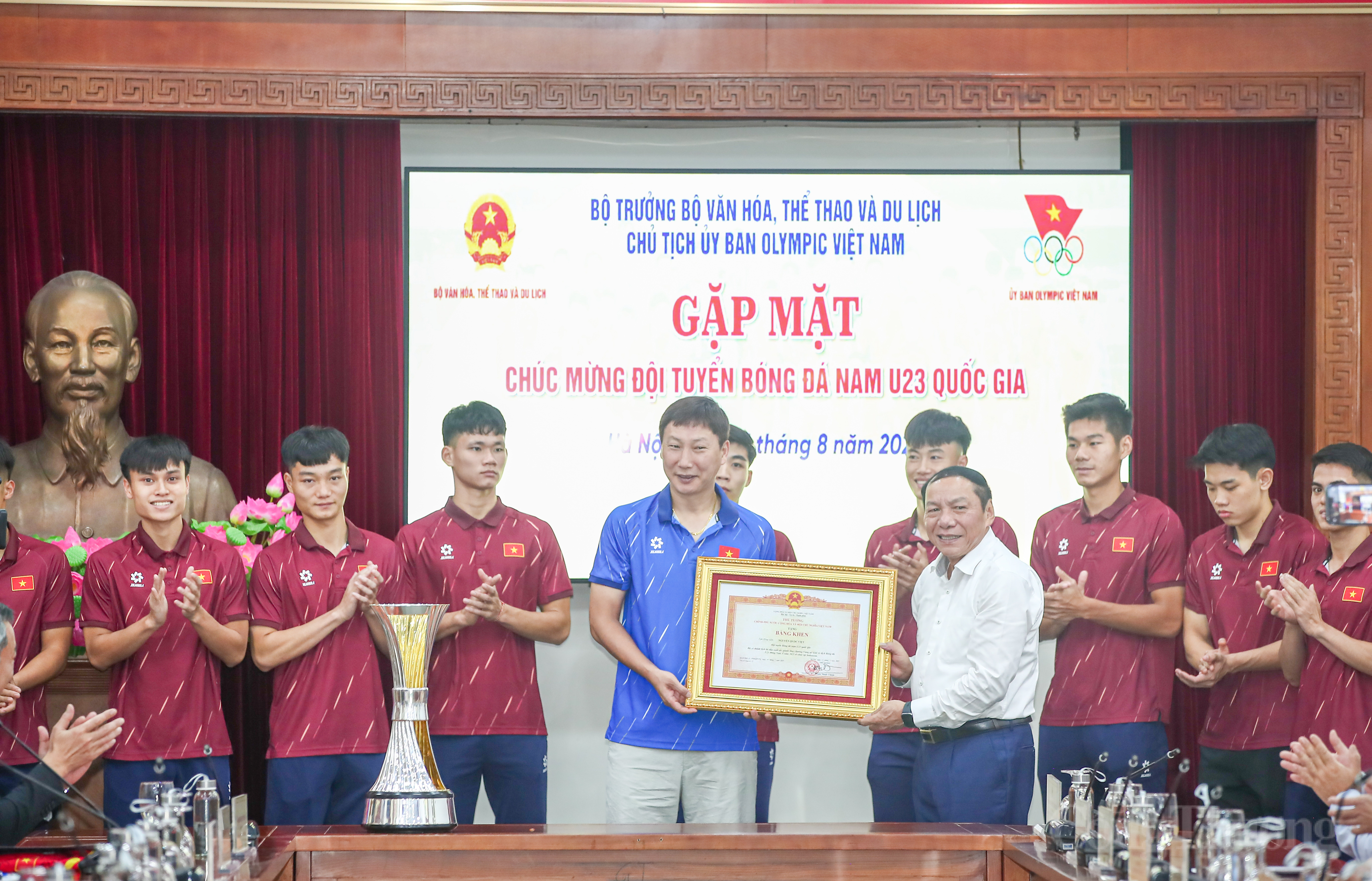 Bộ trưởng Nguyễn Văn Hùng đón các nhà vô địch Giải U23 Đông Nam Á trở về nước