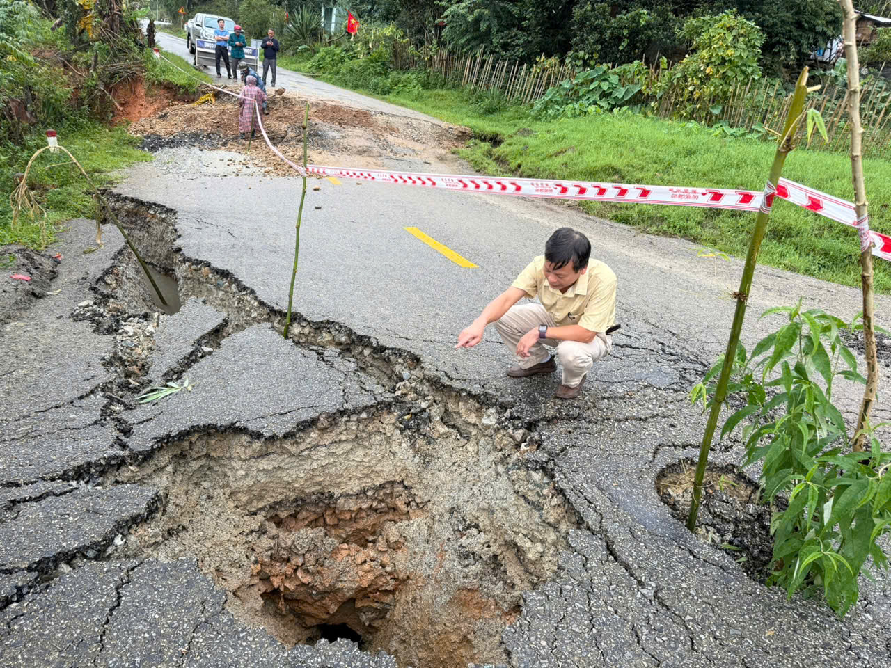 Quảng Ngãi: Quốc lộ 40B đoạn qua xã Tu Mơ Rông sụt lún đến 1m