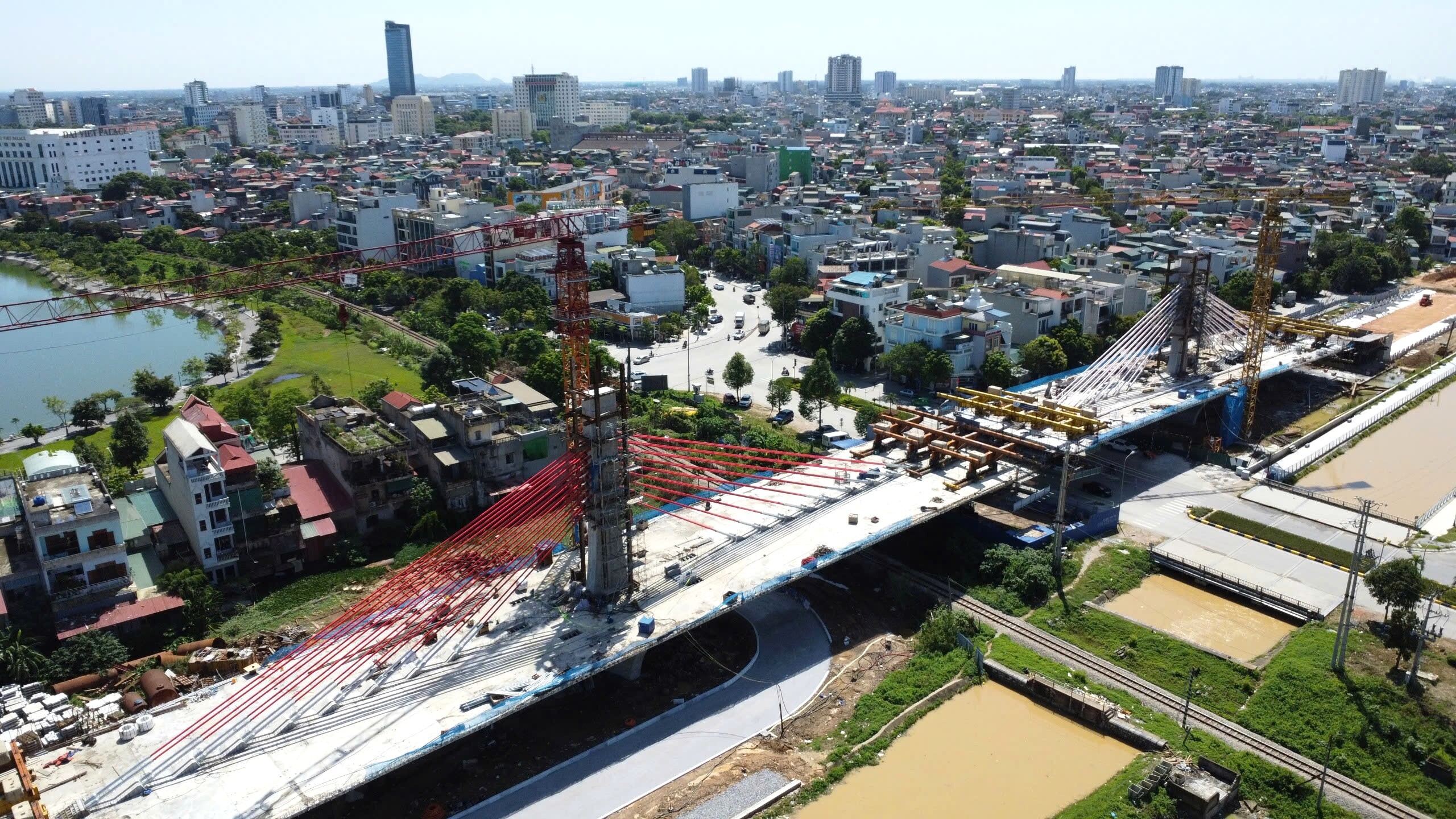 Cận cảnh 'siêu cầu' 650 tỷ đồng bắc qua đường sắt Bắc – Nam sắp cán đích