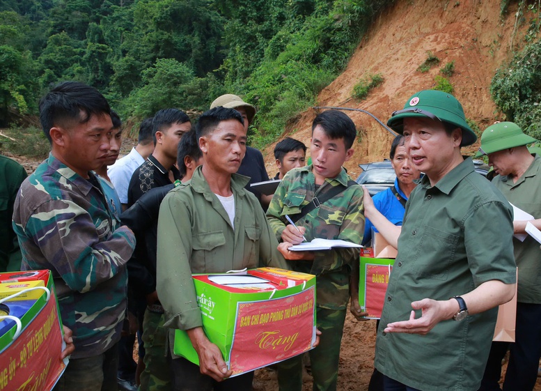 Phó Thủ tướng thăm hỏi người dân Điện Biên bị mưa lũ