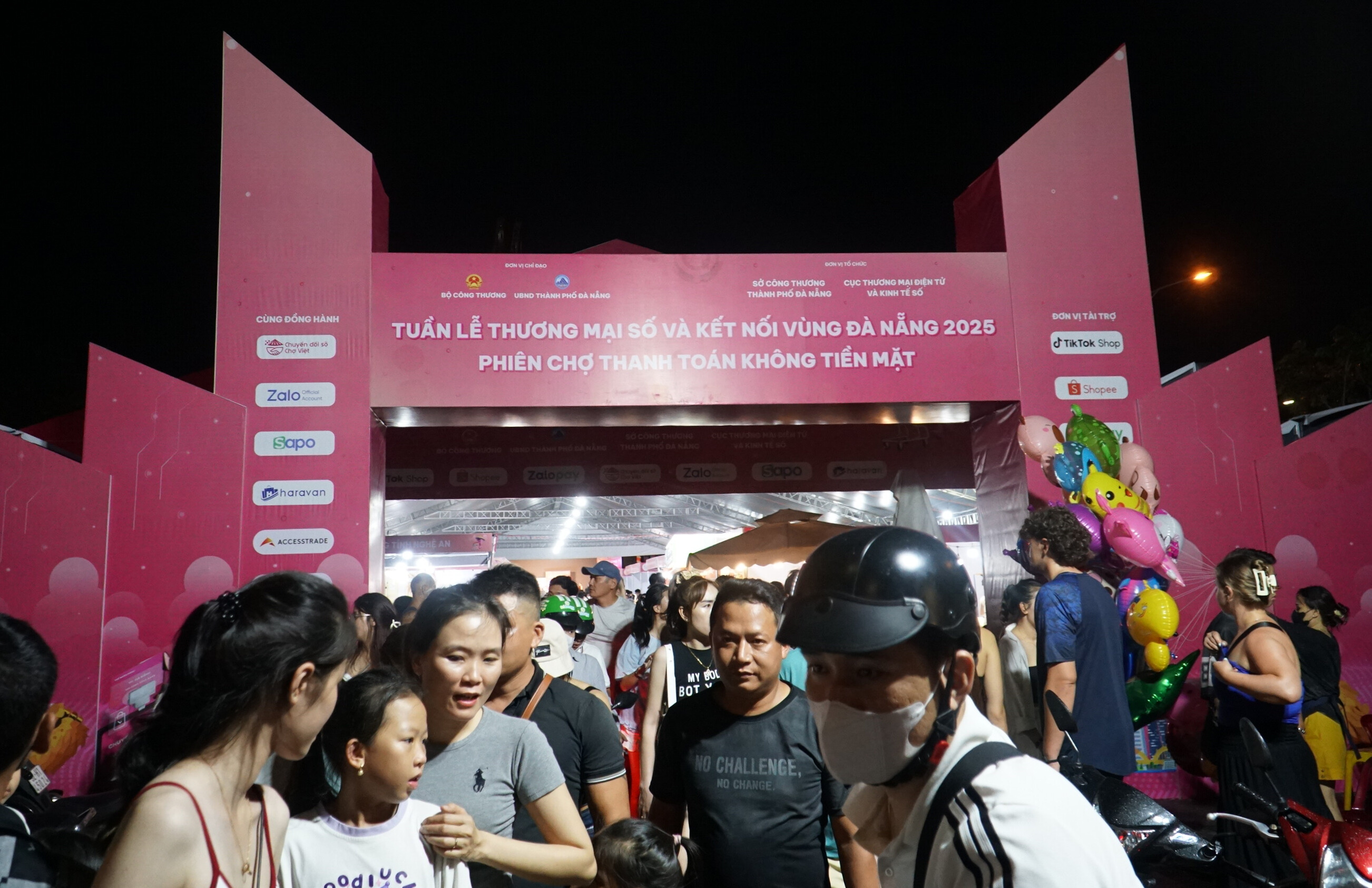 Đà Nẵng: Du khách quốc tế hào hứng mua sắm nông sản Việt