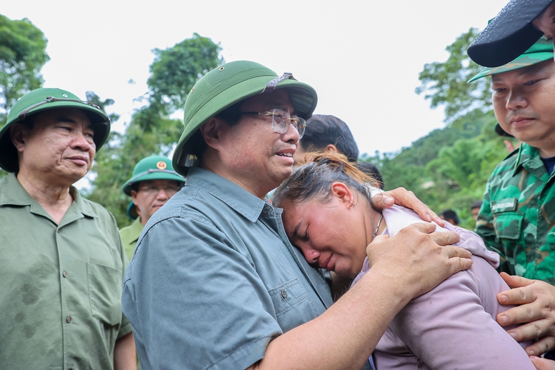 Thủ tướng bật khóc trước nỗi đau mất 3 con của đôi vợ chồng ở Điện Biên