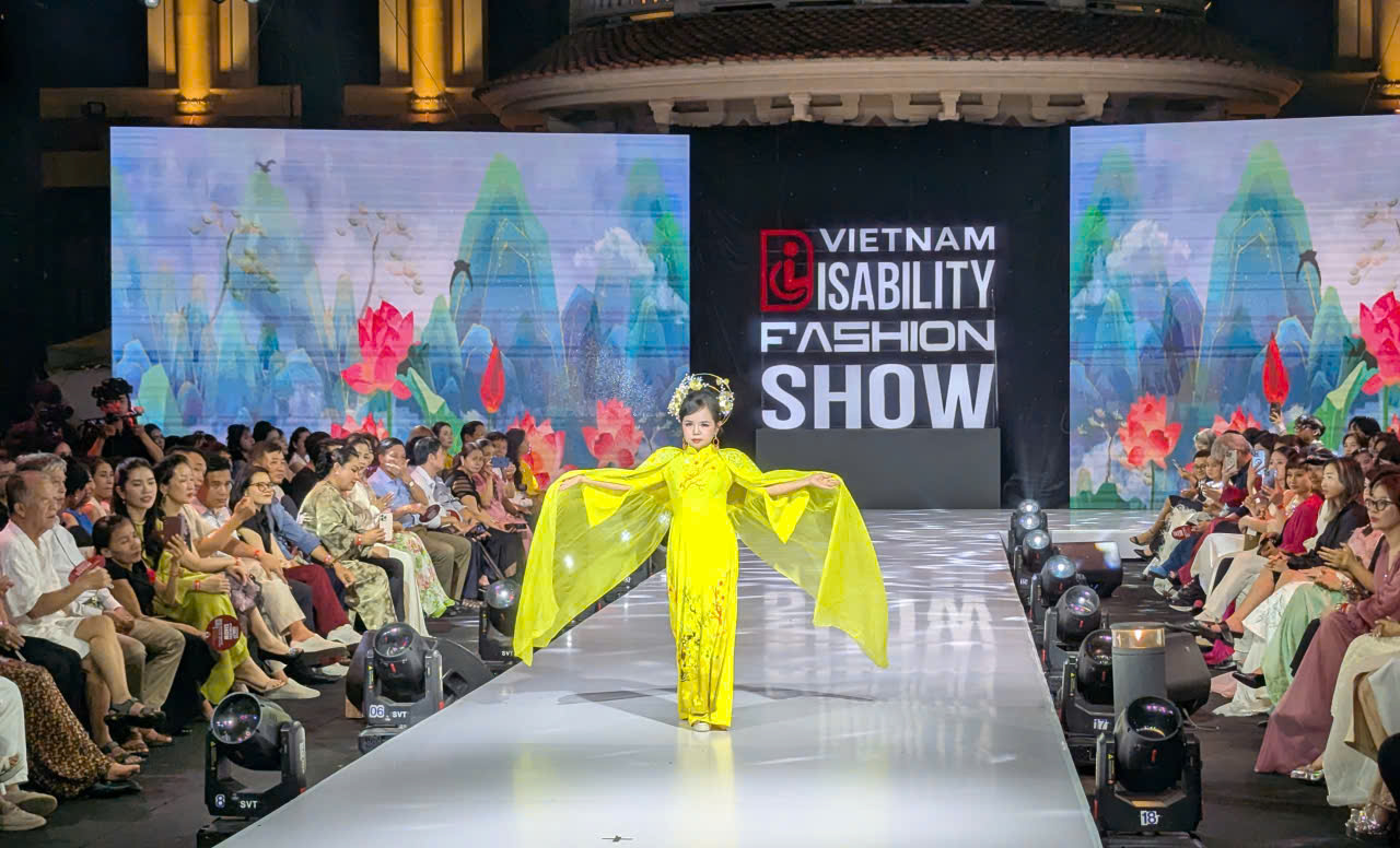 Lần đầu tiên trình diễn thời trang người khuyết tật tại Việt Nam