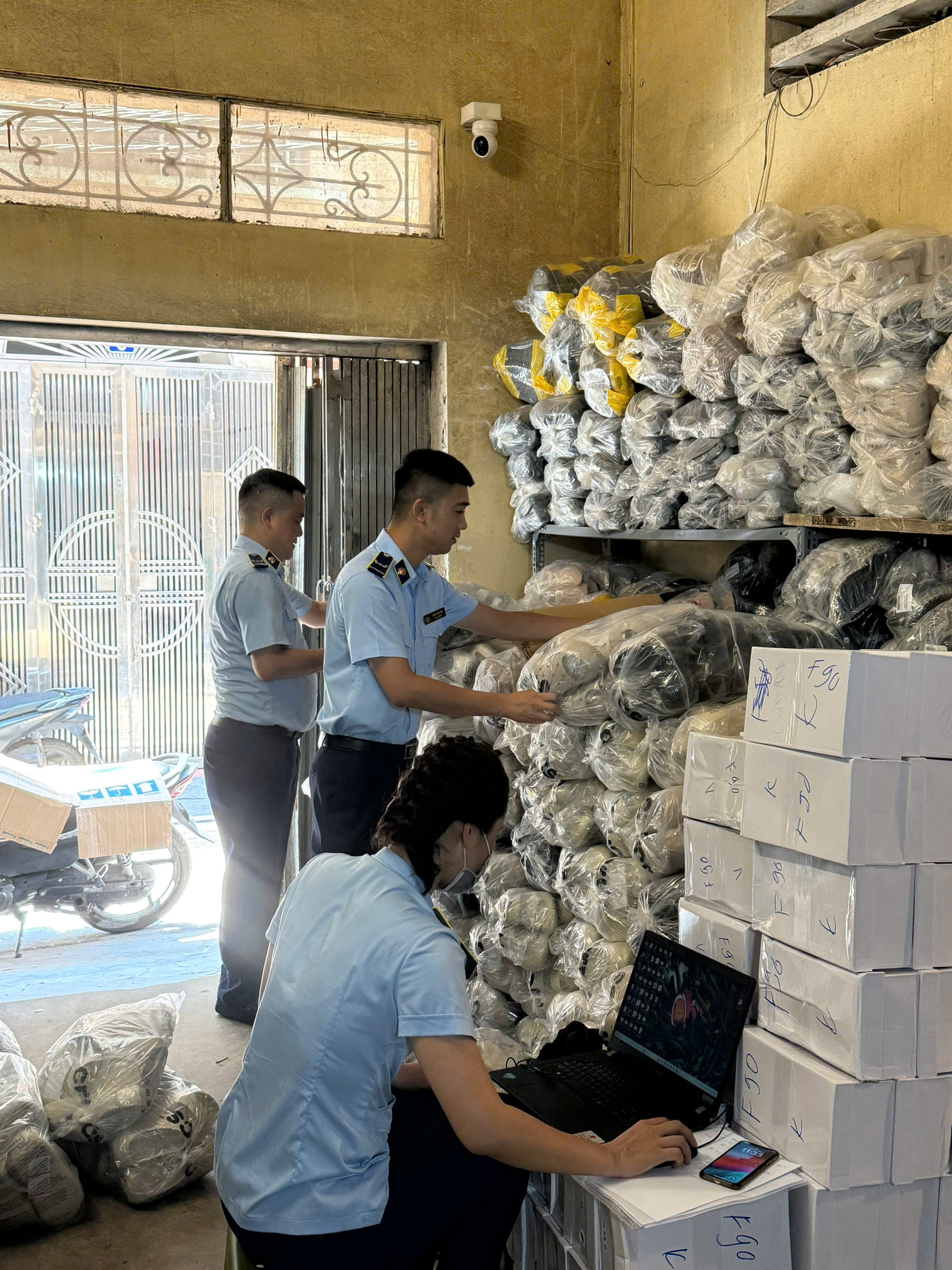 Hà Nội siết chặt kỷ cương thị trường, truy tận gốc hàng hóa vi phạm