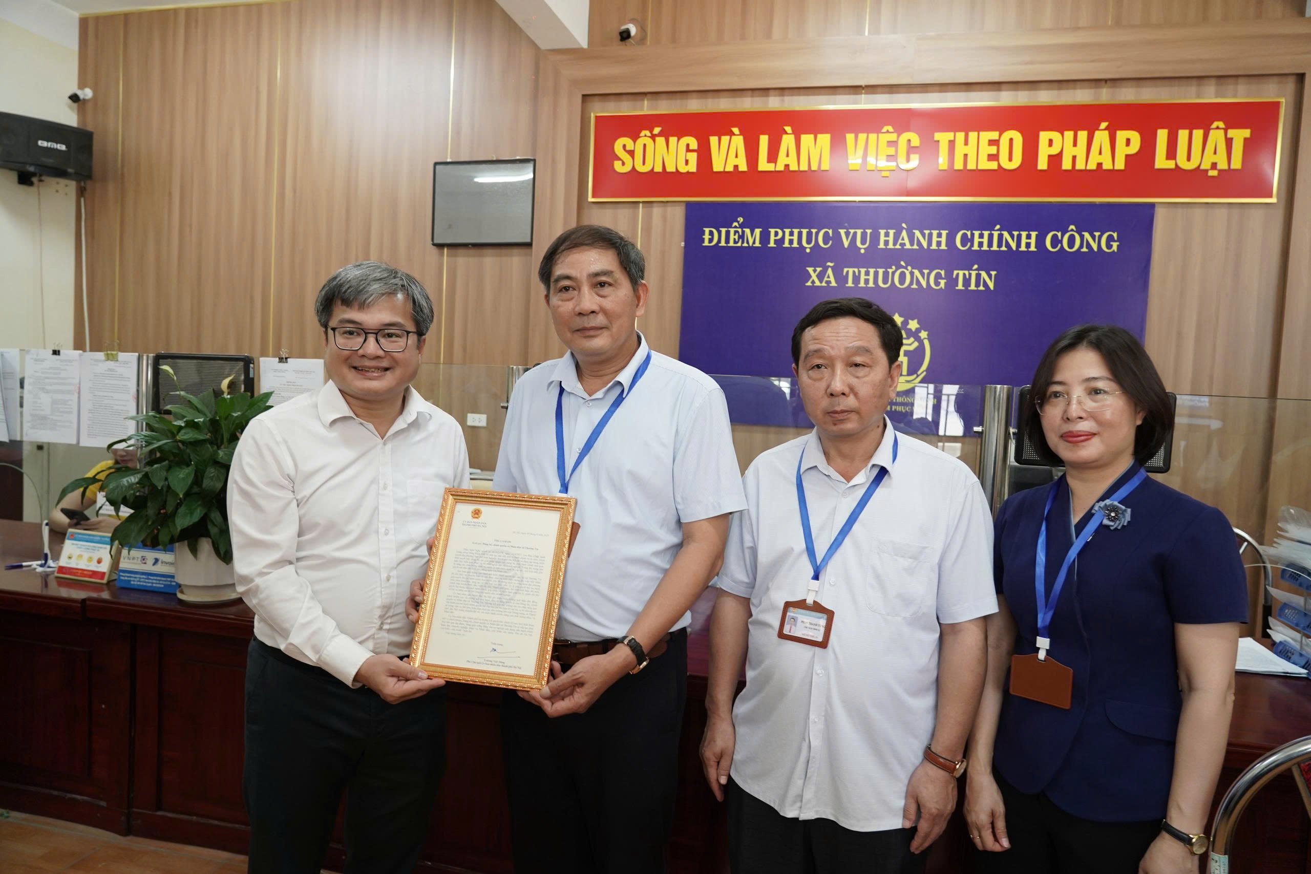 Phó Chủ tịch TP. Hà Nội Trương Việt Dũng trao thư cảm ơn xã Thường Tín