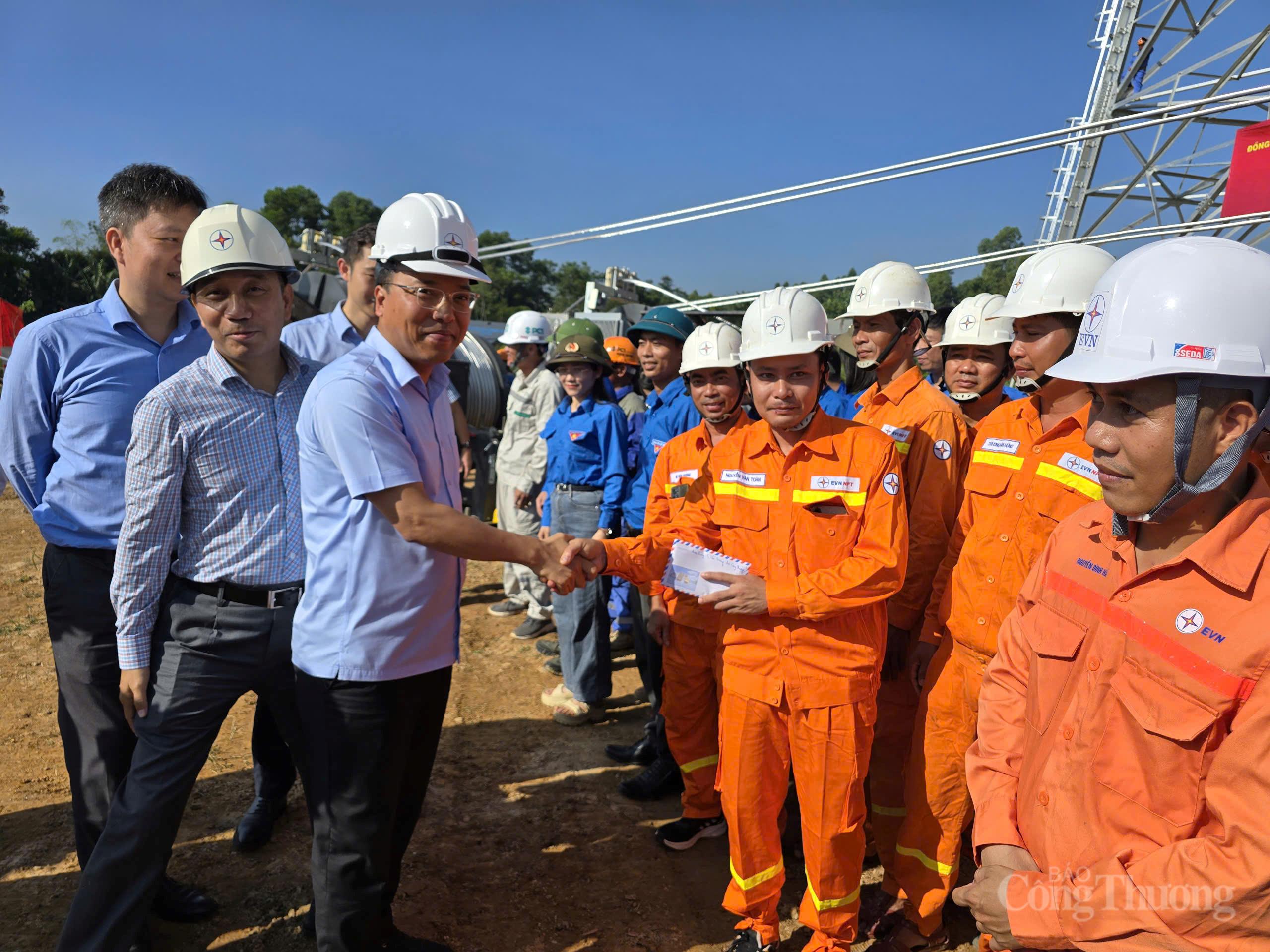 Thứ trưởng Bộ Công Thương Nguyễn Hoàng Long trao quà tặng kỹ sư, công nhân trên công trường.