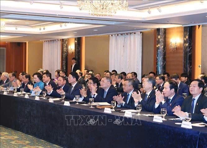 Bộ trưởng Bộ Công Thương Nguyễn Hồng Diên, Trưởng đoàn Bộ Công Thương cùng các đại biểu tại buổi gặp mặt. Ảnh: TTXVN