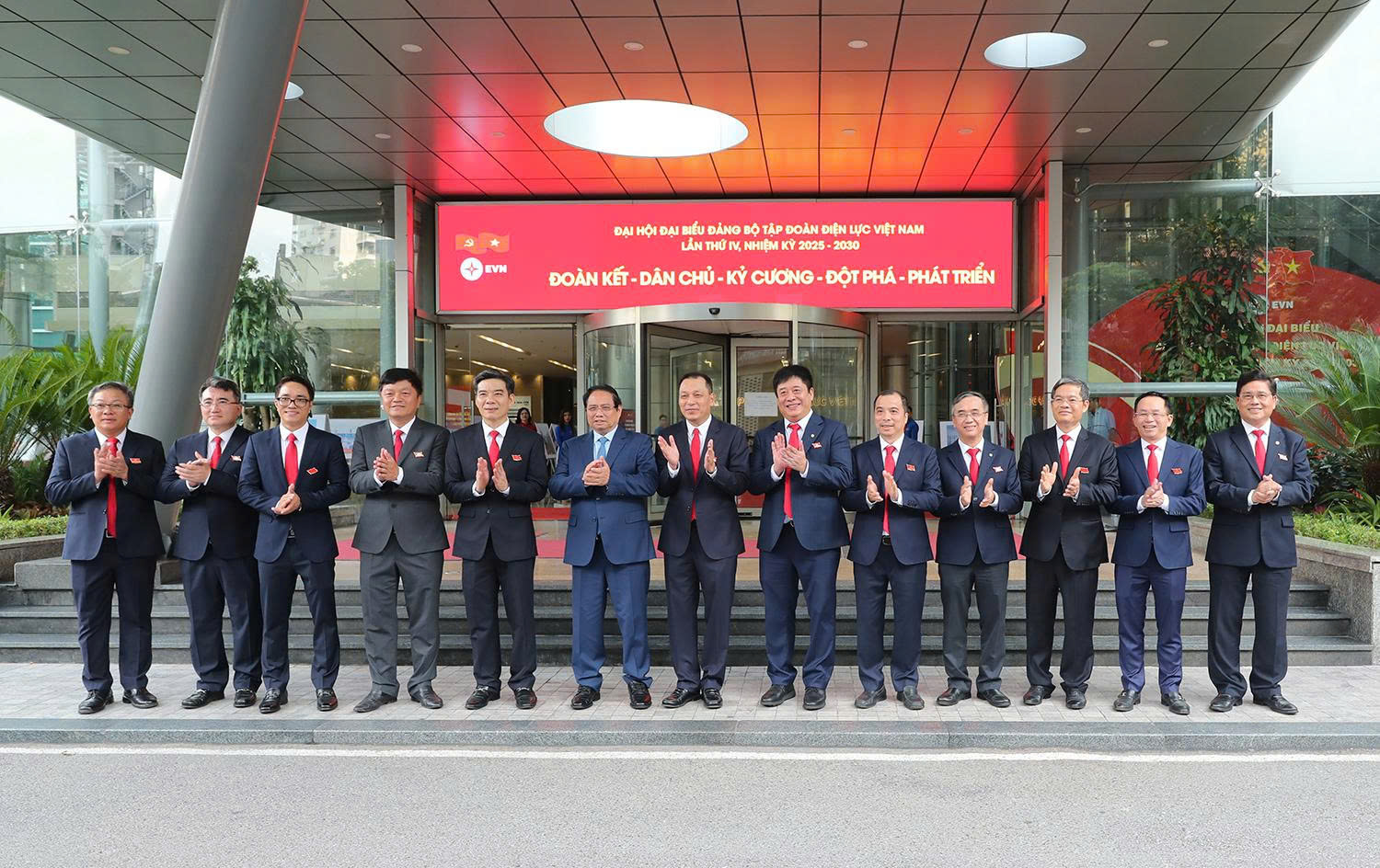 Thủ tướng dự Đại hội đại biểu Đảng bộ EVN lần thứ IV, nhiệm kỳ 2025-2030 - 2