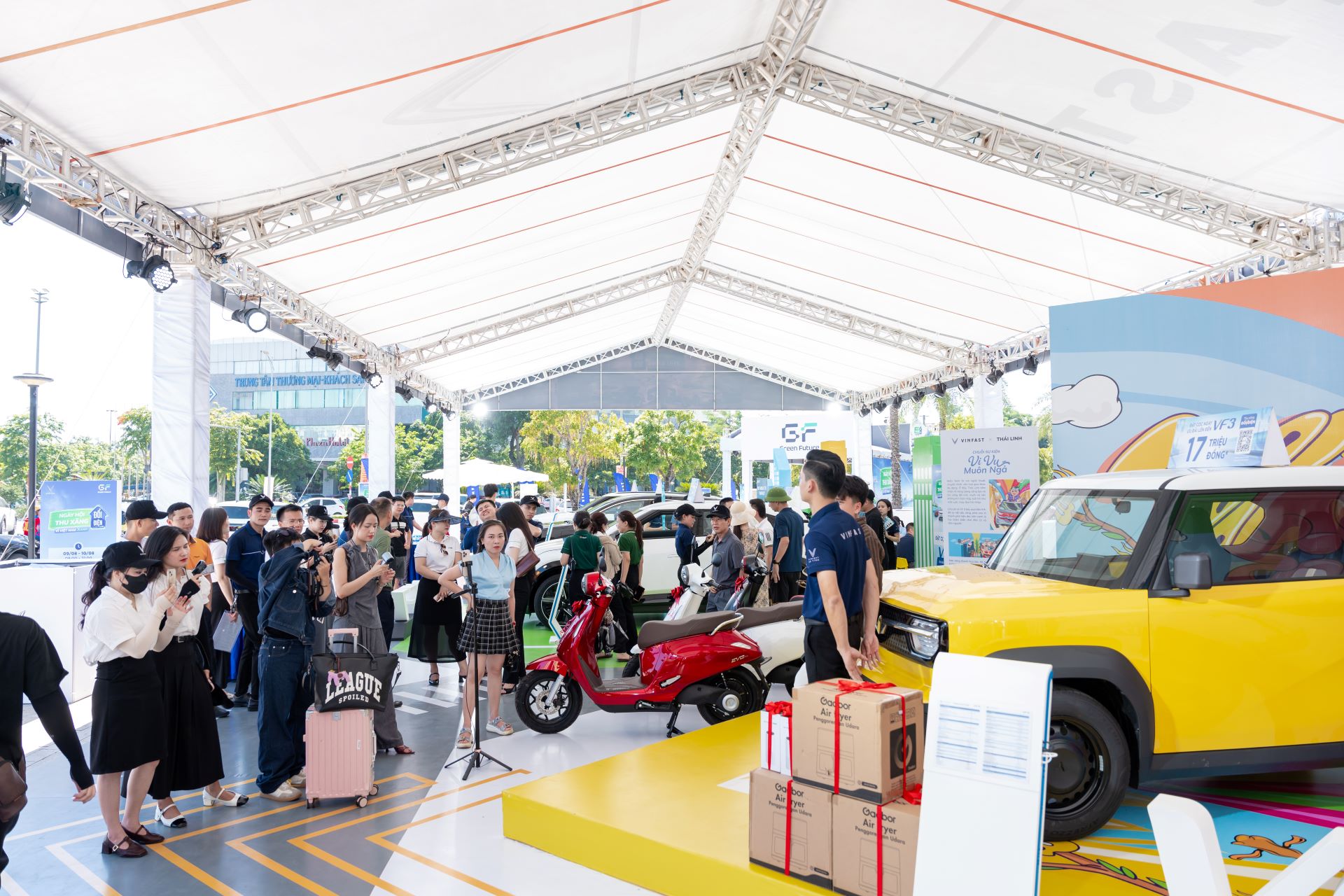 'Ngày hội thu xăng đổi điện' phủ sóng 3 miền, khách ùn ùn rước xe về nhà