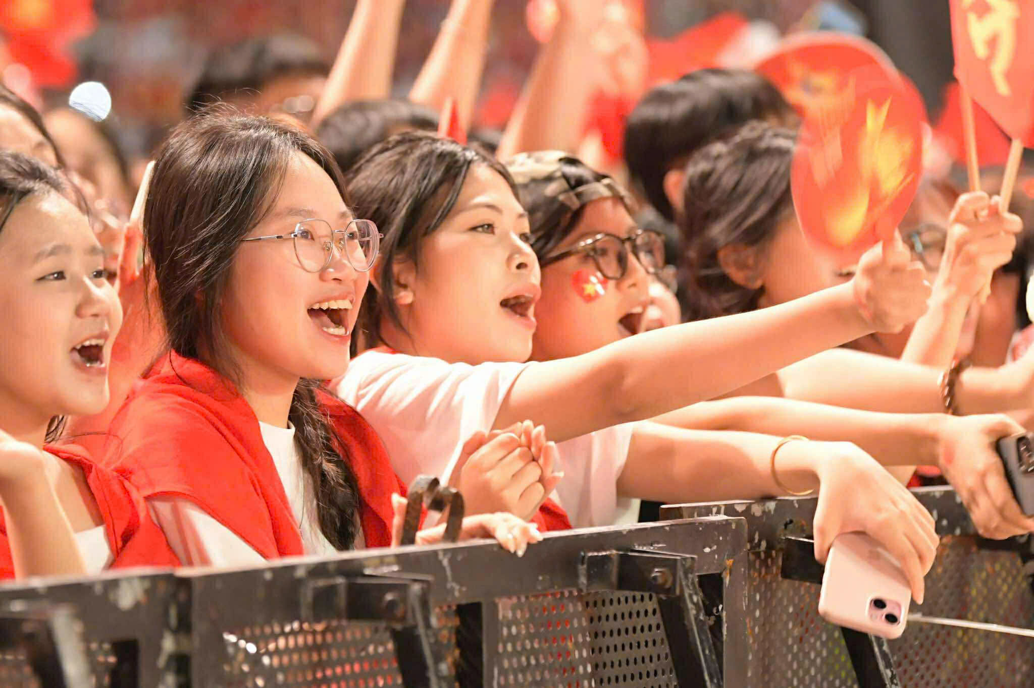 Âm nhạc hào hùng, không khí thiêng liêng tại sân vận động Mỹ Đình tối 10/8 đã biến concert “Tổ quốc trong tim” thành cảm xúc, tình yêu Tổ quốc đến hàng triệu người Việt.