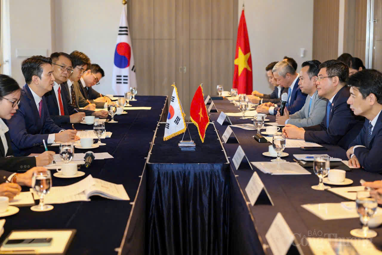 Bộ trưởng Nguyễn Hồng Diên làm việc với đại diện Tập đoàn SK