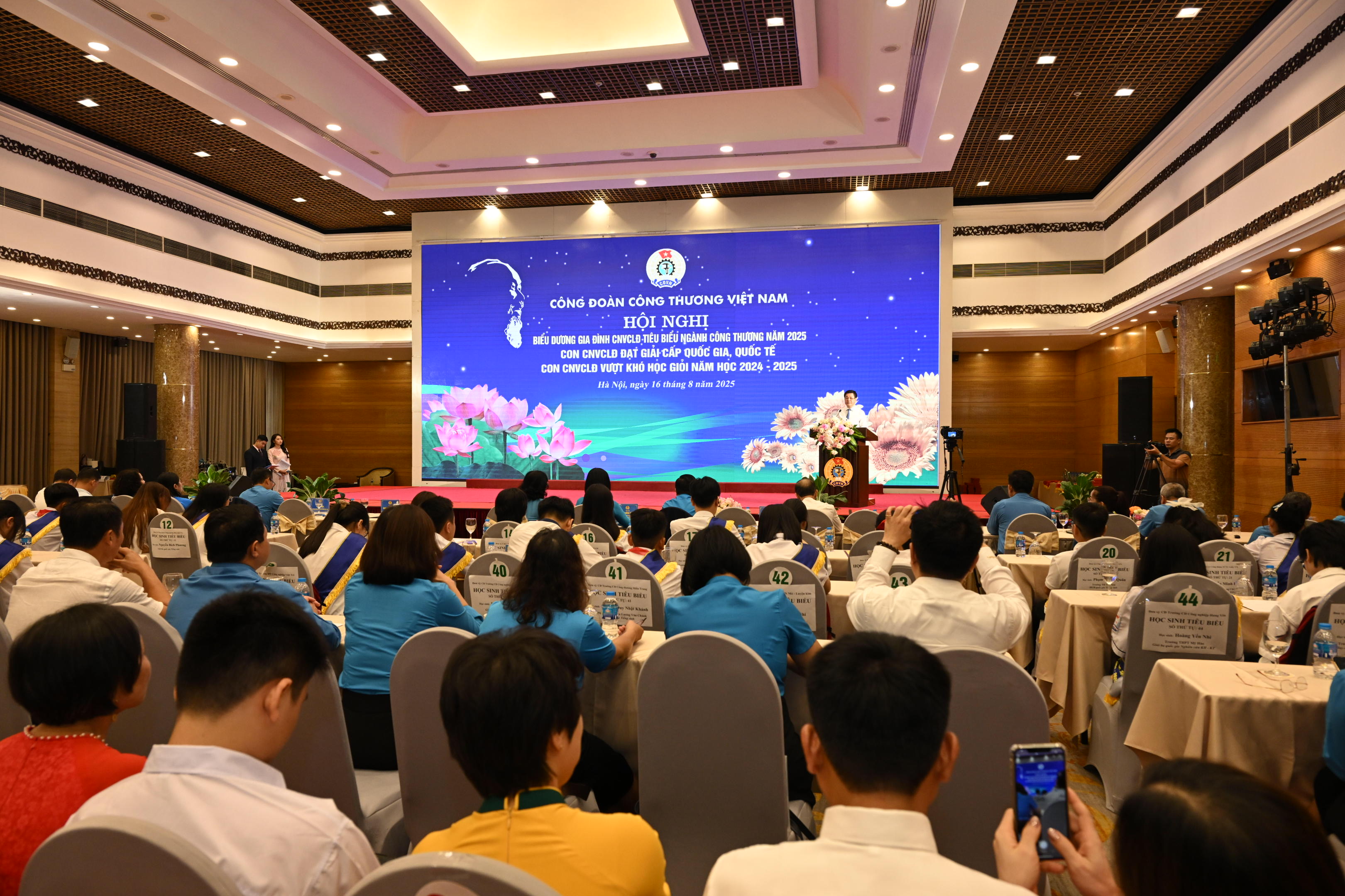 Tôn vinh gia đình tiêu biểu và thế hệ trẻ ngành Công Thương
