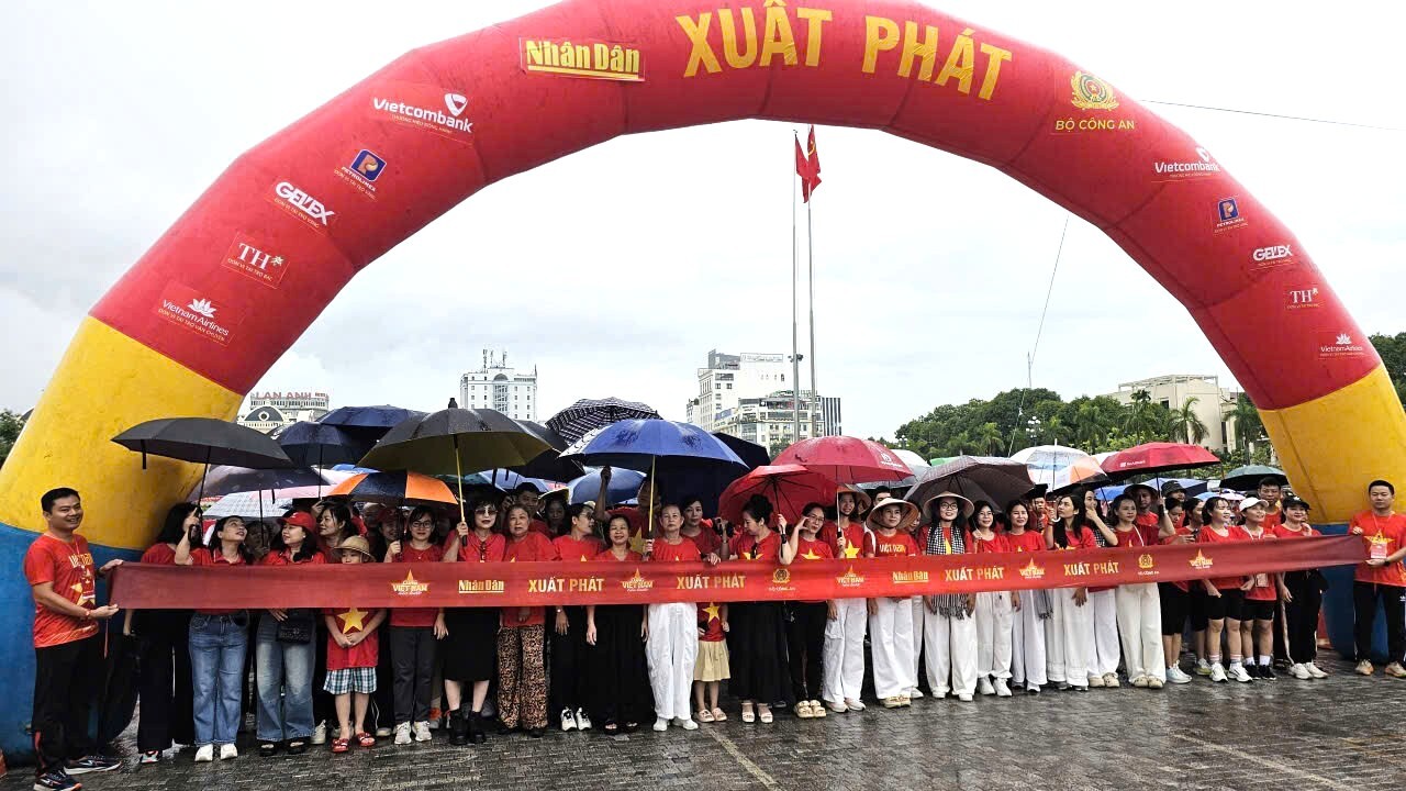 Thanh Hóa: Hàng nghìn người dân 'đội mưa' đi bộ “Cùng Việt Nam tiến bước”