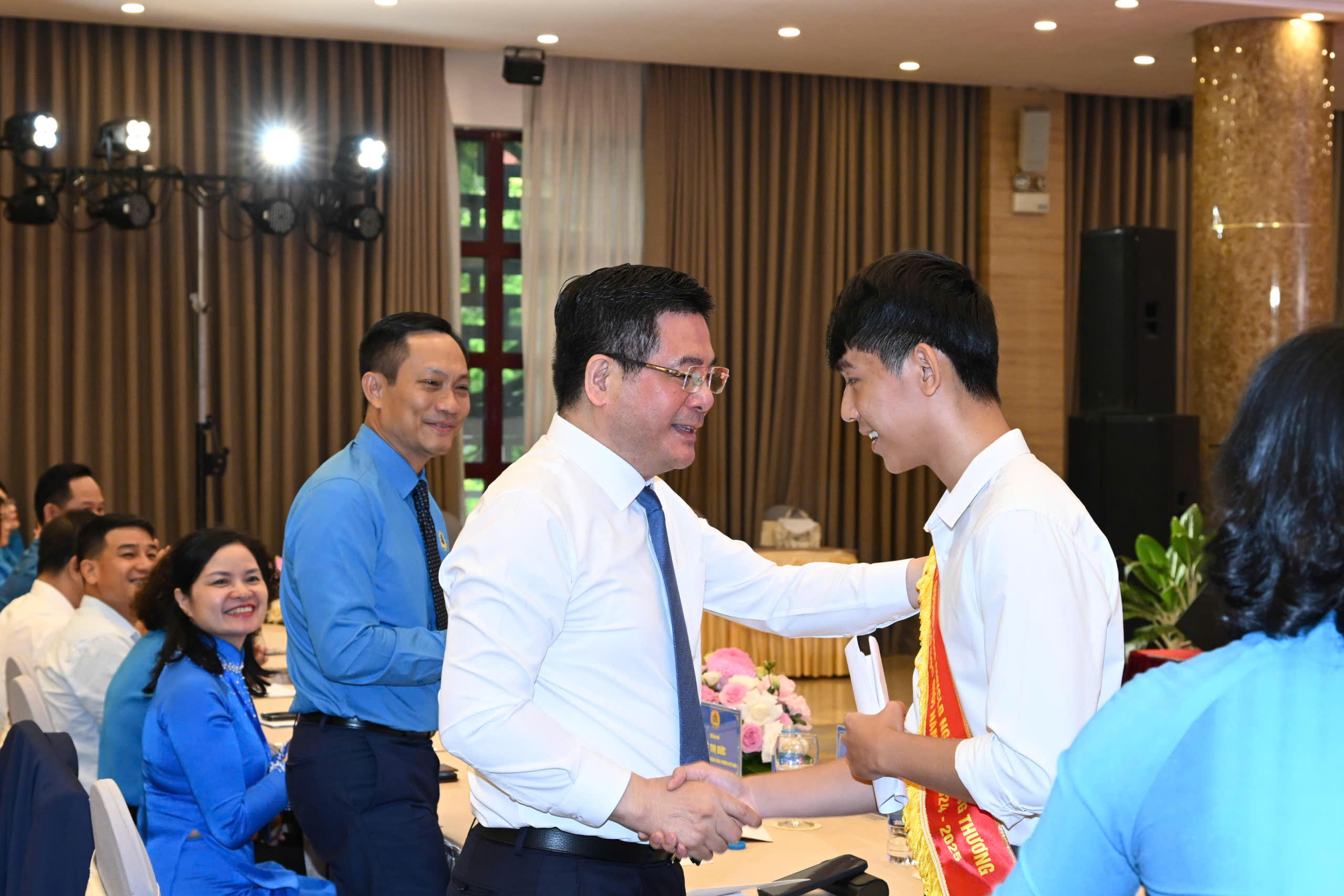 Toàn cảnh Hội nghị biểu dương gia đình công nhân viên chức lao động ngành Công Thương