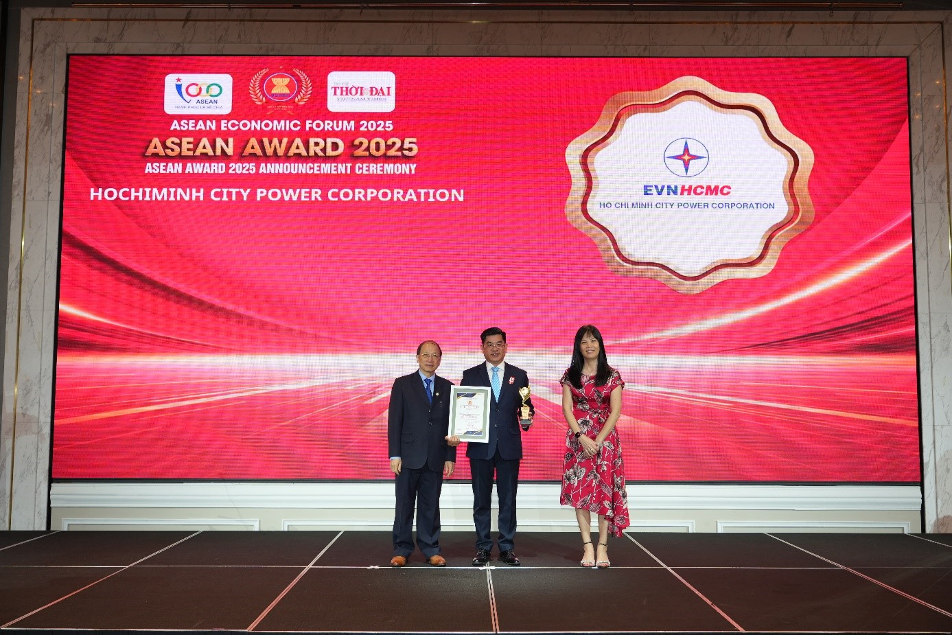 EVNHCMC được vinh danh Top 10 doanh nghiệp tiêu biểu ASEAN 2025