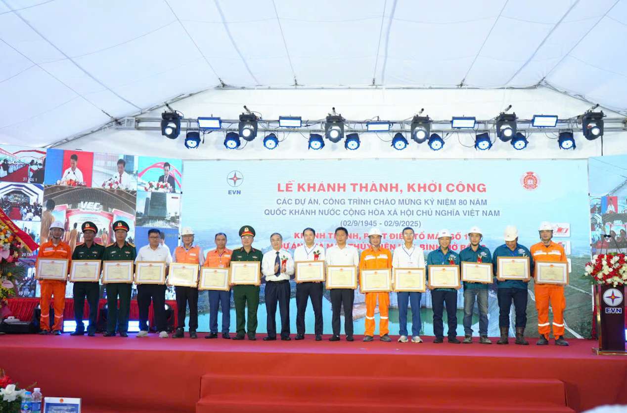 Các đại biểu trao bằng khen tại Lễ khánh thành phát điện Tổ máy số 1 Dự án nhà máy thủy điện Hòa Bình mở rộng. Ảnh: EVN