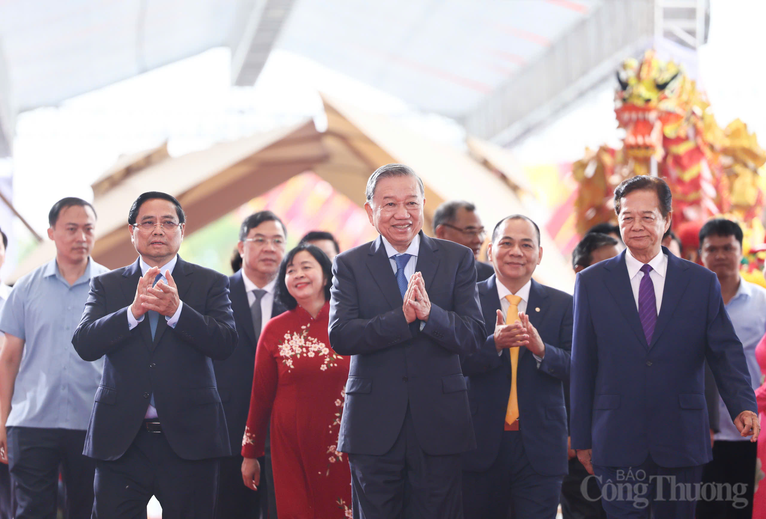 Tổng Bí thư Tô Lâm, Thủ tướng Phạm Minh Chính, Nguyên Thủ tướng Nguyễn Tấn Dũng dự buổi lễ tại đầu cầu Trung tâm Triển lãm Quốc gia - Ảnh: Nam Nguyễn