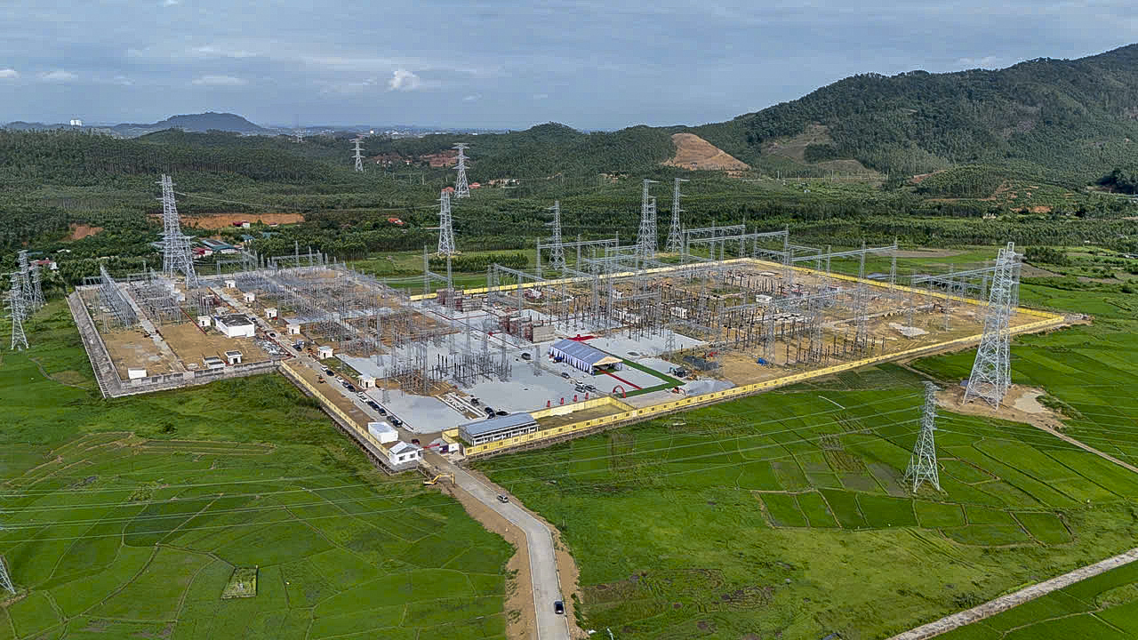 Đồng thời được đấu nối vào đường dây 500 kV Lào Cai - Vĩnh Yên nhằm giải tỏa nguồn điện từ các nhà máy thuỷ điện nhỏ khu vực Tây Bắc và nhập khẩu điện, góp phần quan trọng đảm bảo điện khu vực miền Bắc trong các năm tiếp theo; đáp ứng nhu cầu tăng trưởng phụ tải của hệ thống điện khu vực tỉnh Phú Thọ; tạo ra mối liên kết mạnh giữa các khu vực trong hệ thống điện, tăng khả năng vận hành an toàn và ổn định cho hệ thống điện quốc gia.