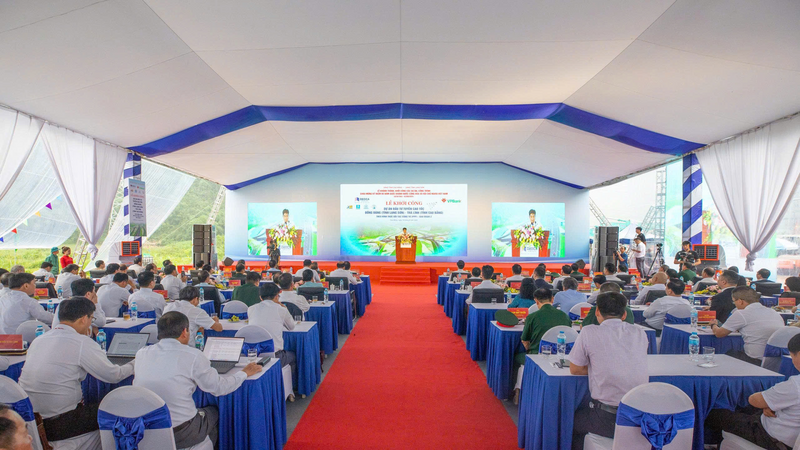 Toàn cảnh lễ khởi công đầu cầu Cao Bằng. Ảnh: Nguyệt Hà