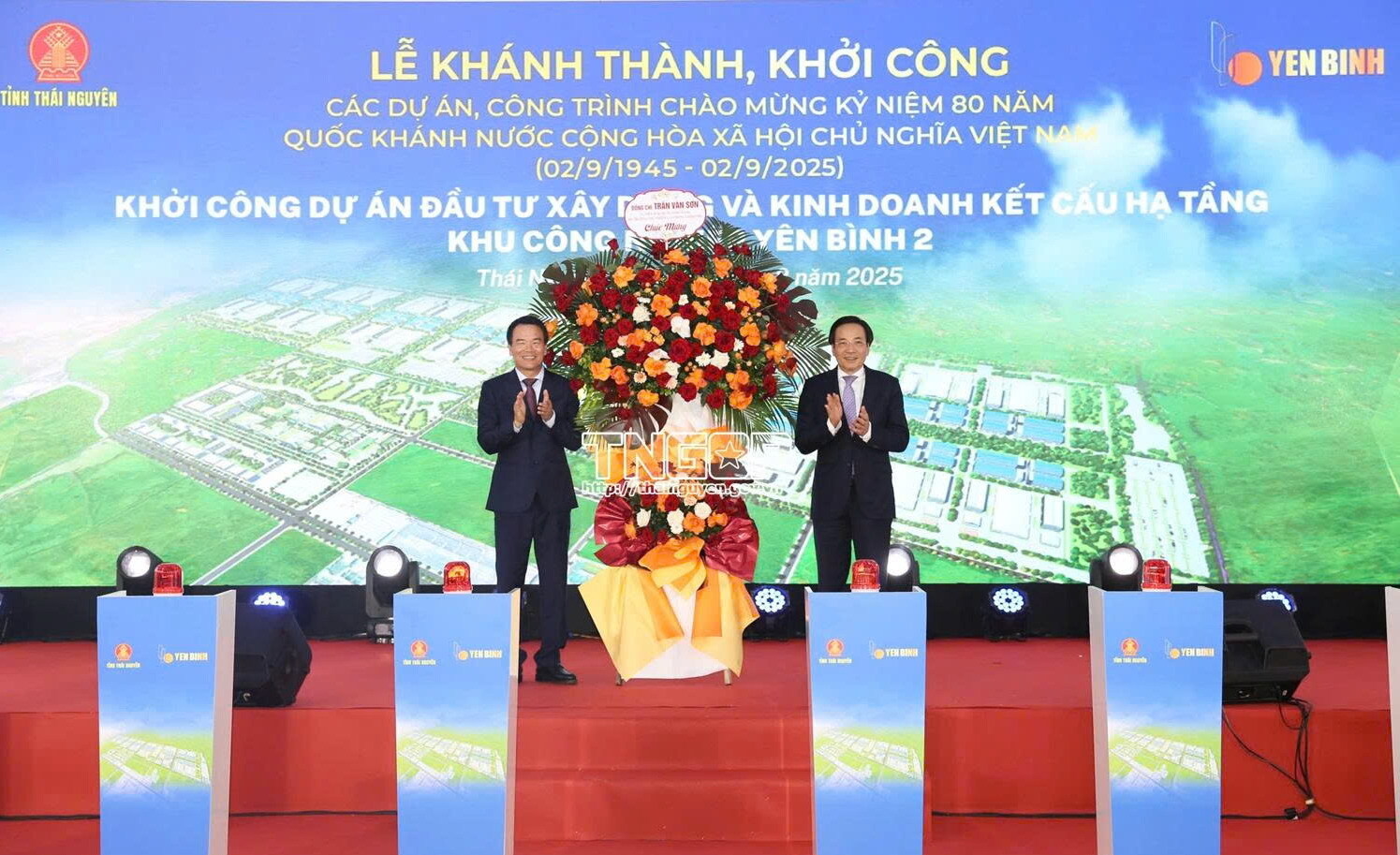 Đồng chí Trần Văn Sơn, Ủy viên Ban Chấp hành Trung ương Đảng, Bộ trưởng, Chủ nhiệm Văn phòng Chính phủ tặng hoa chúc mừng