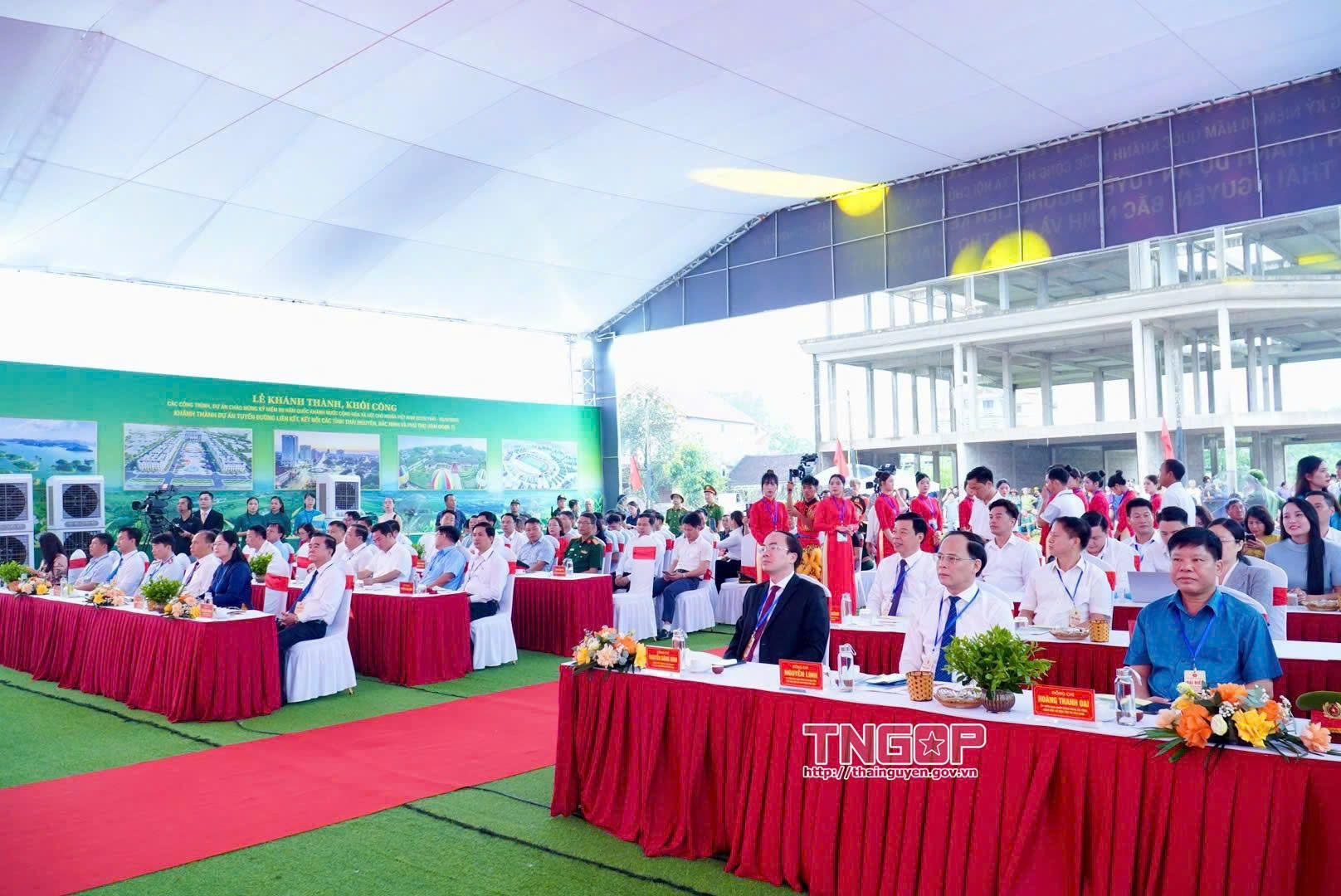 Các đại biểu tham dự Lễ khánh thành Dự án tuyến đường liên kết, kết nối các tỉnh Thái Nguyên, Bắc Ninh và Phú Thọ (giai đoạn 1)