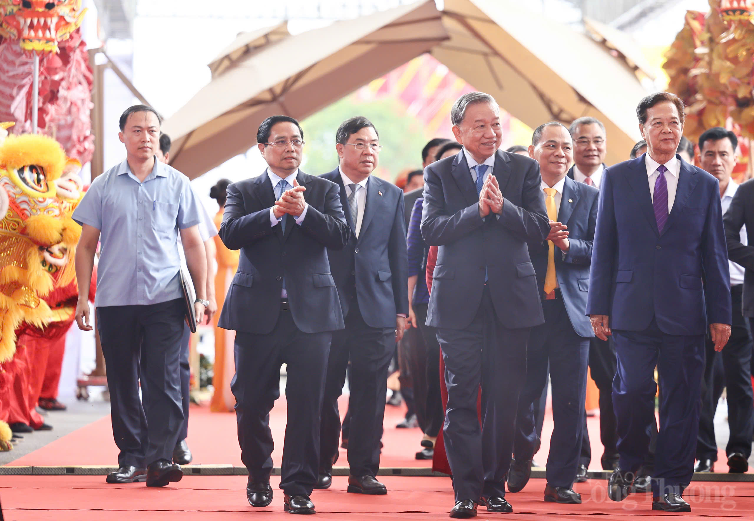 Tổng Bí thư Tô Lâm, Thủ tướng Phạm Minh Chính, Nguyên Thủ tướng Nguyễn Tấn Dũng cùng các vị lãnh đạo Đảng và Nhà nước, Thành phố Hà Nội dự buổi lễ tại đầu cầu Trung tâm Triển lãm Quốc gia - Ảnh: Nam Nguyễn
