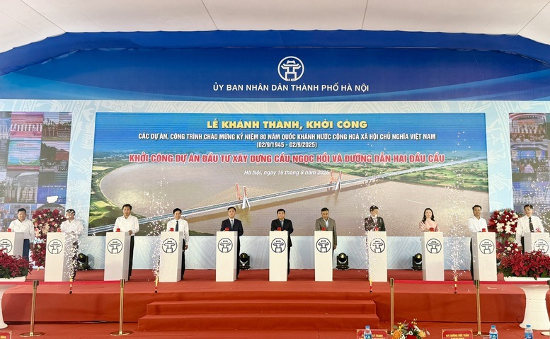 Phó Thủ tướng Chính phủ Nguyễn Chí Dũng thực hiện nghi thức khởi công cầu Ngọc Hồi nối thủ đô Hà Nội với tỉnh Hưng Yên - Ảnh: VGP/Thu Sa