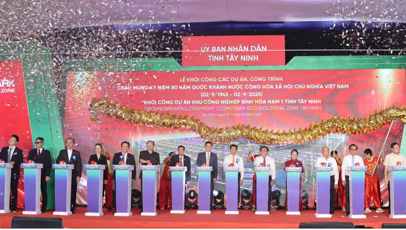 Khu công nghiệp Bình Hòa Nam 1 được triển khai tại xã Đức Huệ với diện tích hơn 322 ha, tổng vốn đầu tư trên 3.900 tỷ đồng cũng được khởi công dịp này.