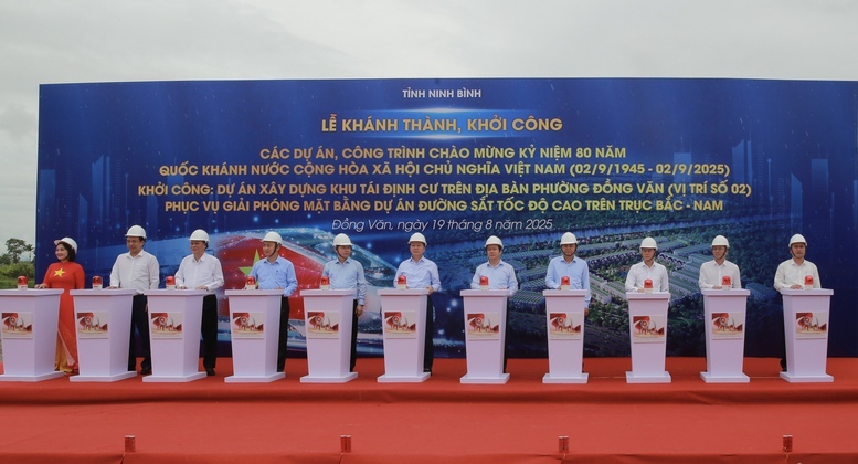 Phó Thủ tướng Trần Hồng Hà và các đại biểu thực hiện nghi thức khởi công Dự án Xây dựng khu tái định cư trên địa bàn phường Đồng Văn, Ninh Bình - Ảnh: VGP/Minh Khôi