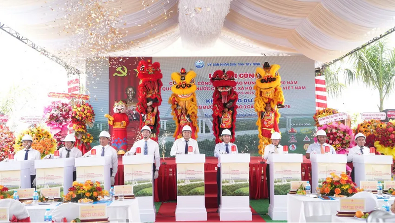 Khởi công dự án xây dựng đường dẫn vào 3 cầu trên tuyến ĐT827E với tổng vốn hơn 3.040 tỷ đồng.
