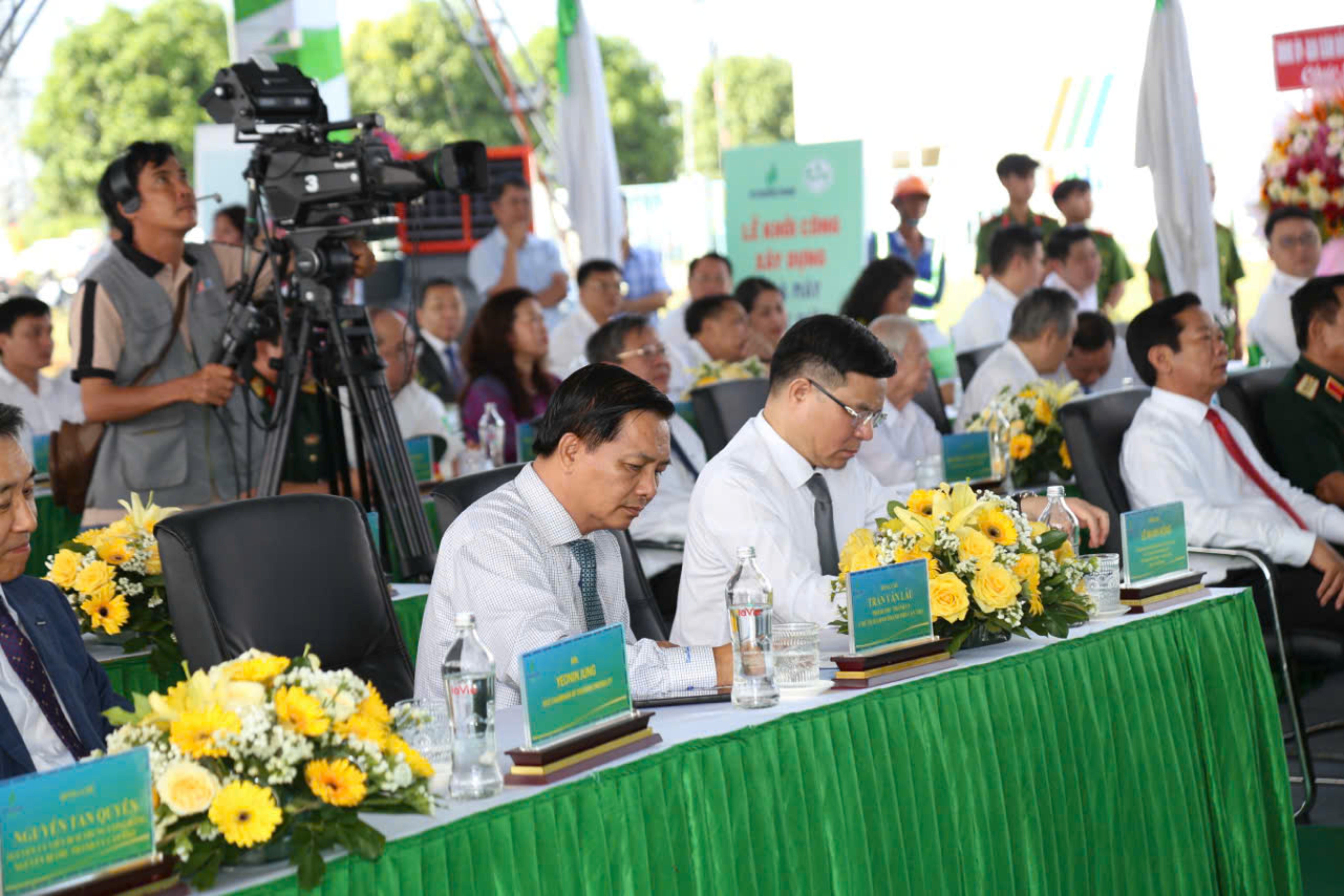 Các đại biểu tham dự lễ khởi công
